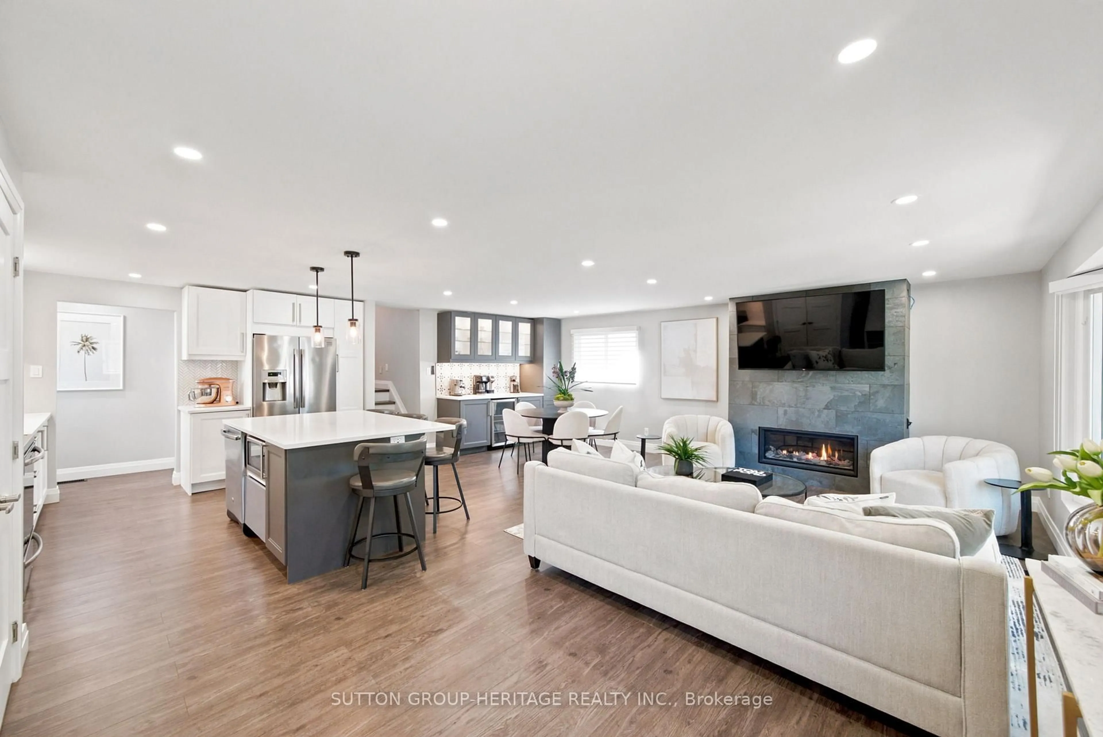 Open concept kitchen, unknown for 6 Lewin Cres, Ajax Ontario L1S 3A3