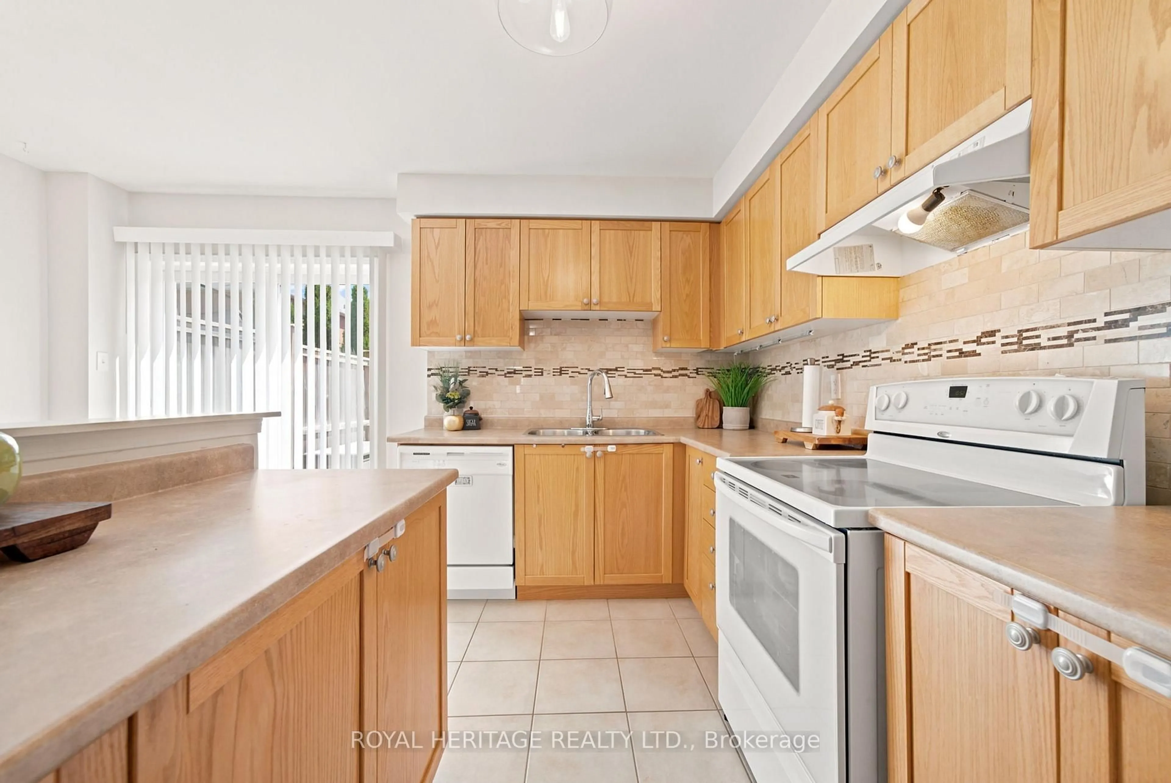 Standard kitchen, unknown for 39 Neill Ave, Whitby Ontario L1R 3N4