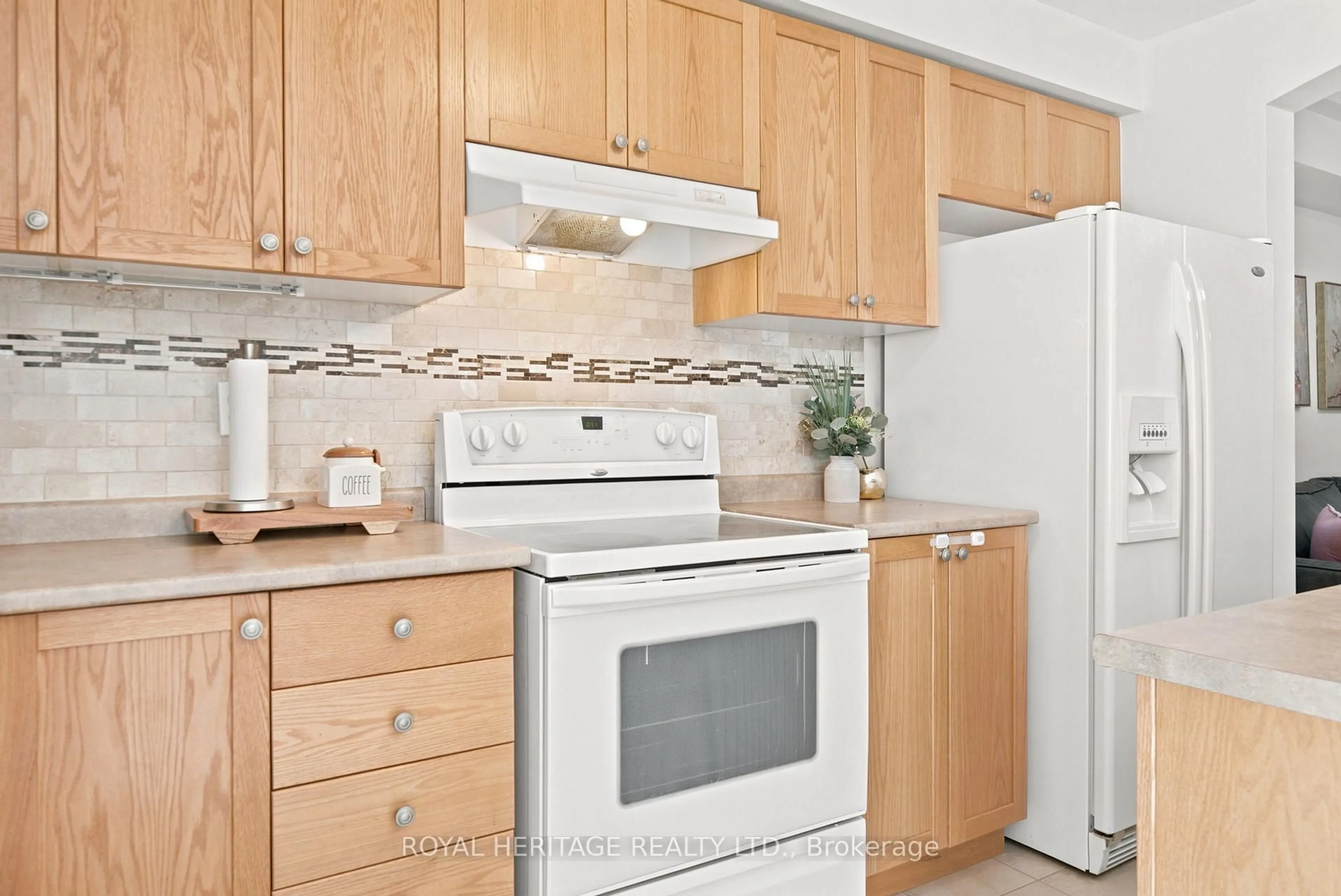 Standard kitchen, wood/laminate floor for 39 Neill Ave, Whitby Ontario L1R 3N4