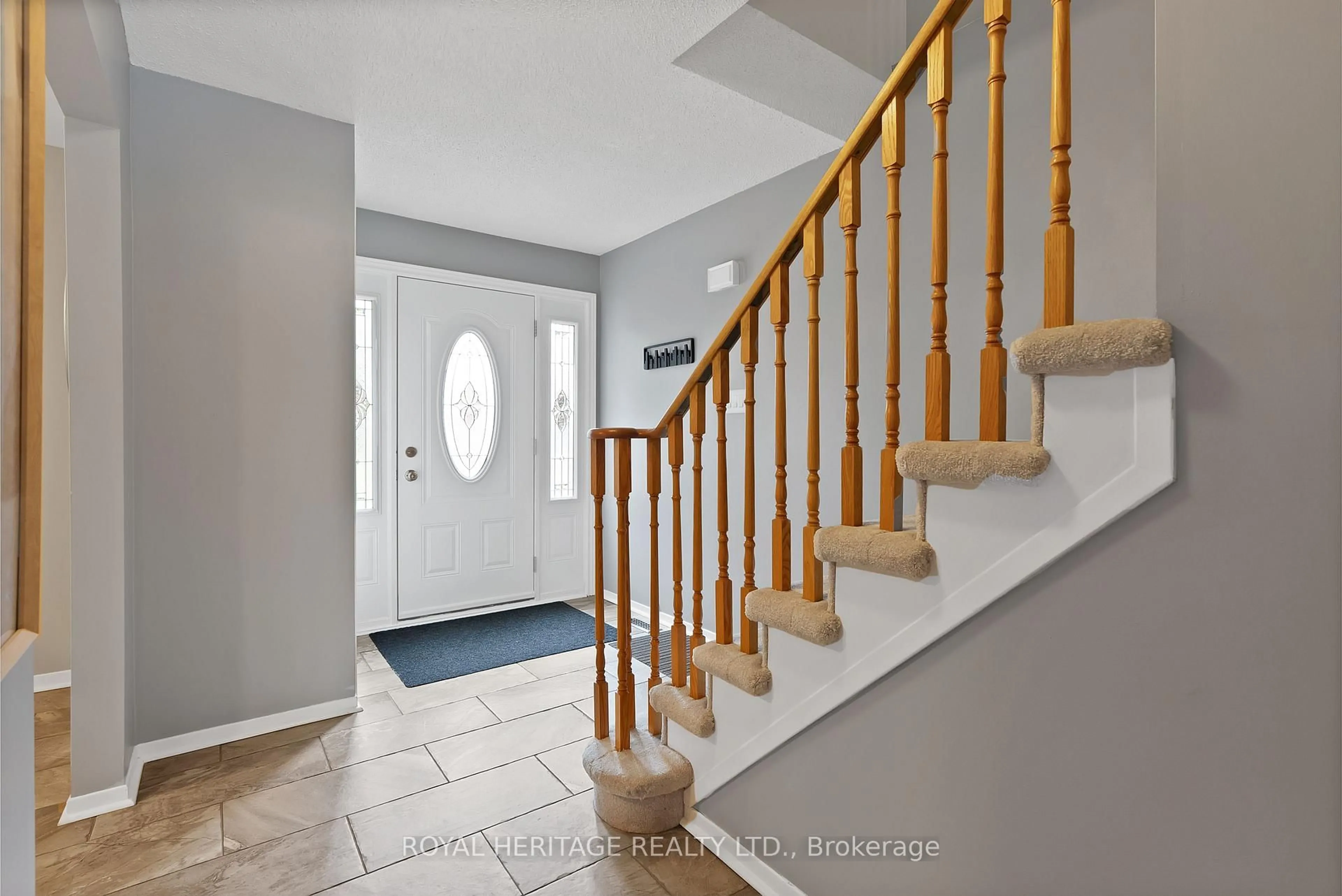 Indoor entryway for 1235 Cedarcroft Cres, Pickering Ontario L1X 1S6