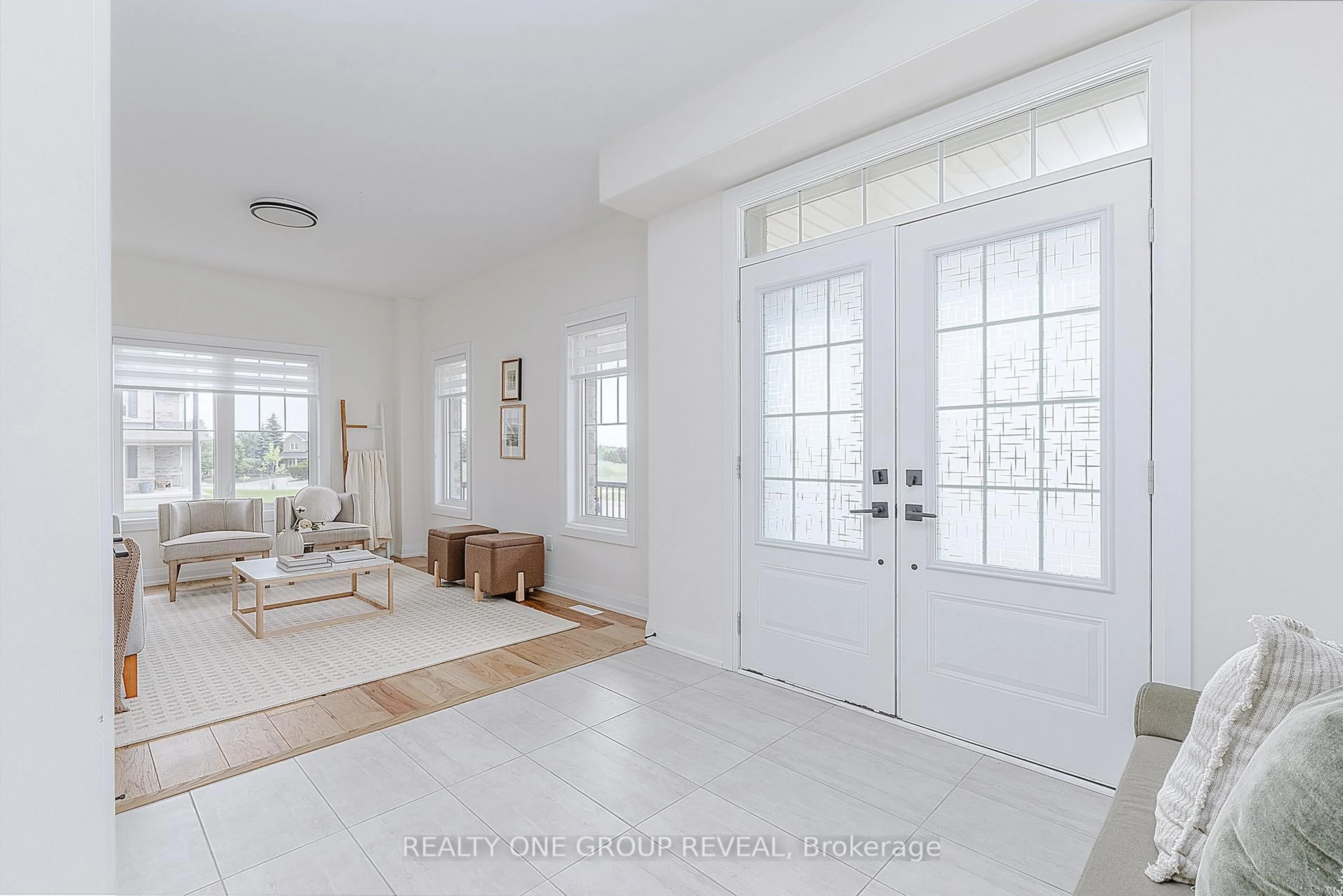 Indoor entryway for 1 North Garden Blvd, Scugog Ontario L9L 0C9