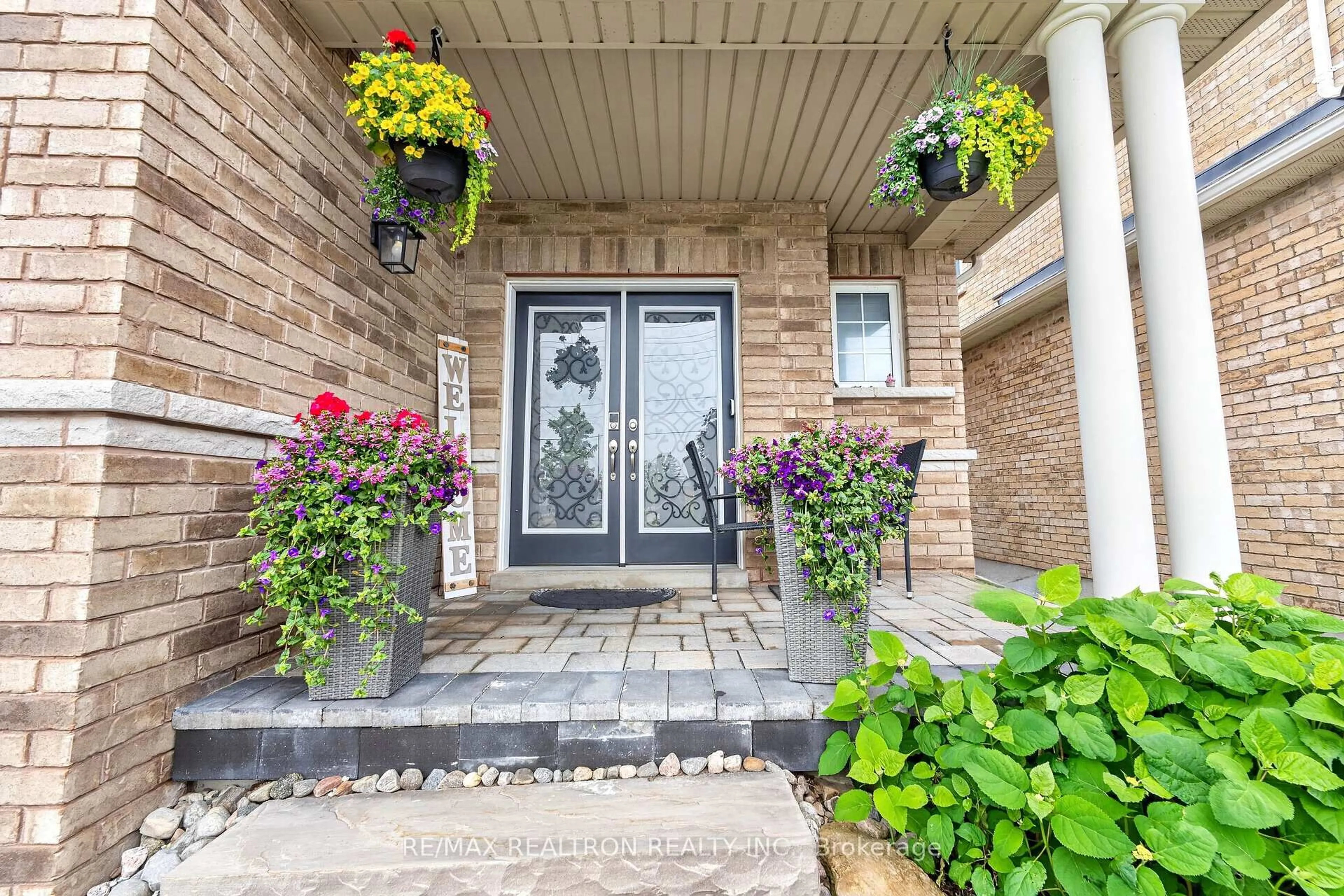 Indoor entryway for 902 Wrenwood Dr, Oshawa Ontario L1K 0W1