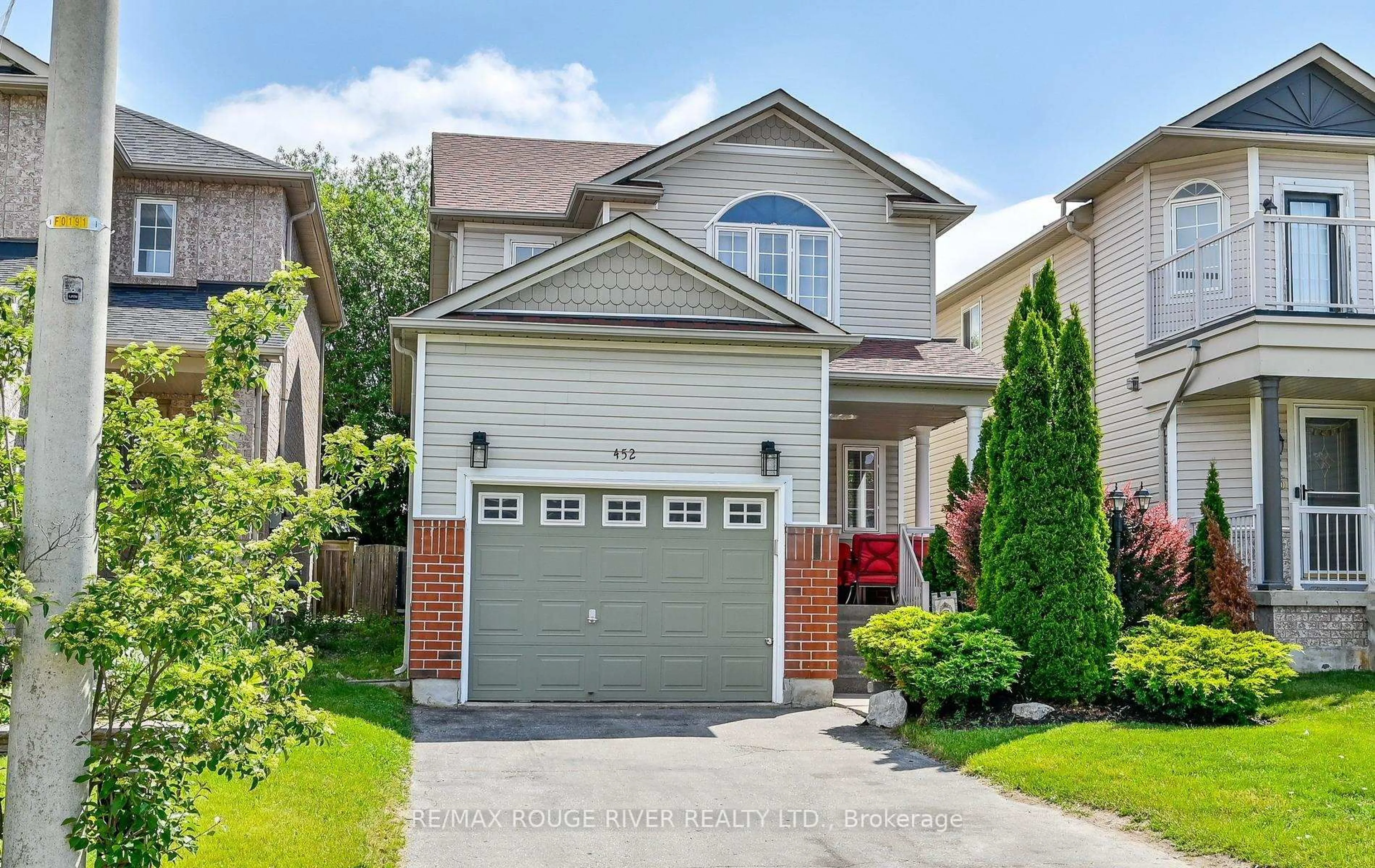 Home with vinyl exterior material, street for 452 Nottingham Cres, Oshawa Ontario L1K 2V6