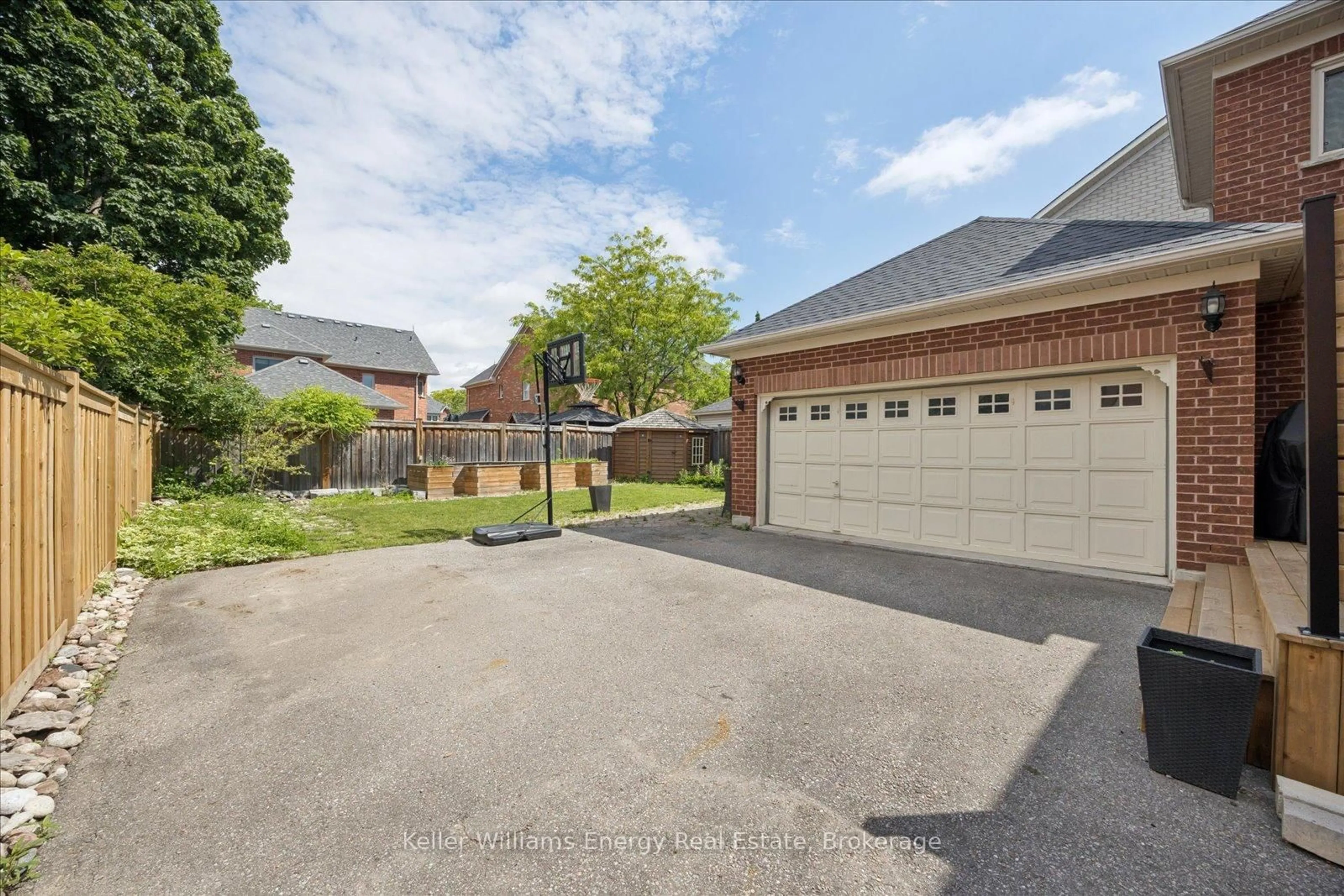 A pic from outside/outdoor area/front of a property/back of a property/a pic from drone, street for 63 McBeth Pl, Whitby Ontario L1M 1E7