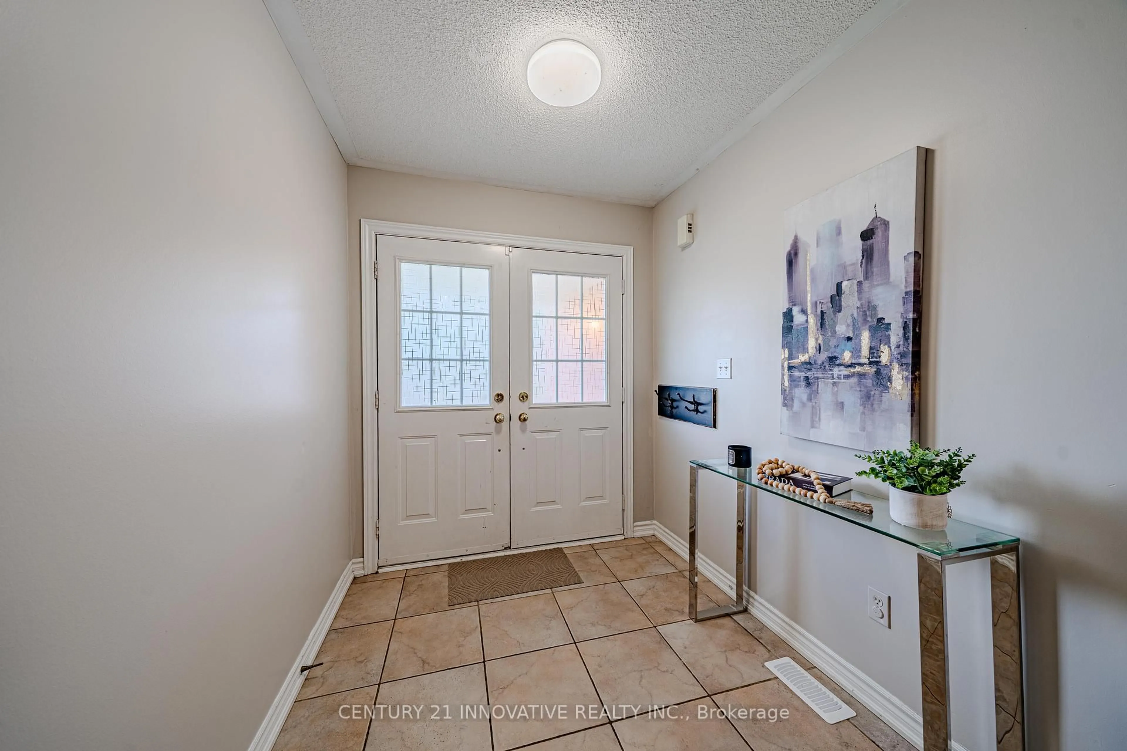 Indoor entryway for 30 Castle Green Dr, Whitby Ontario L1R 2P9