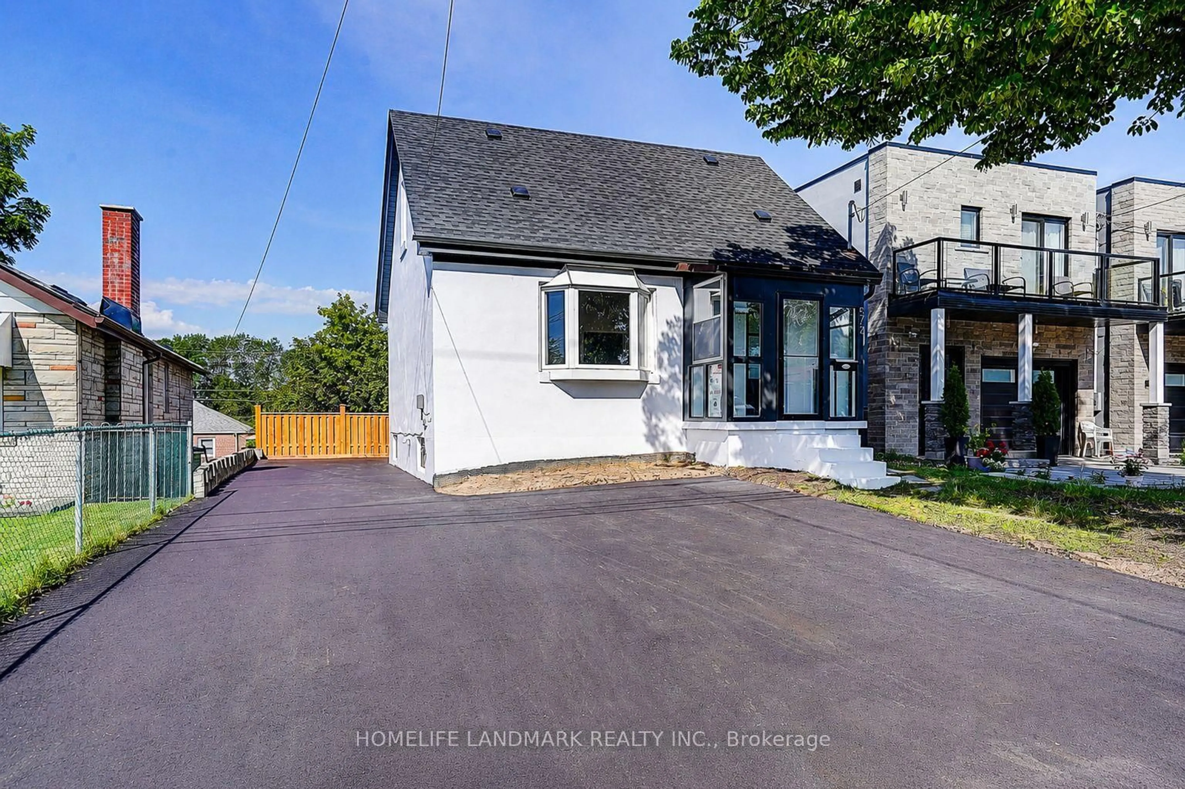A pic from outside/outdoor area/front of a property/back of a property/a pic from drone, street for 572 Pharmacy Ave, Toronto Ontario M1L 3G9