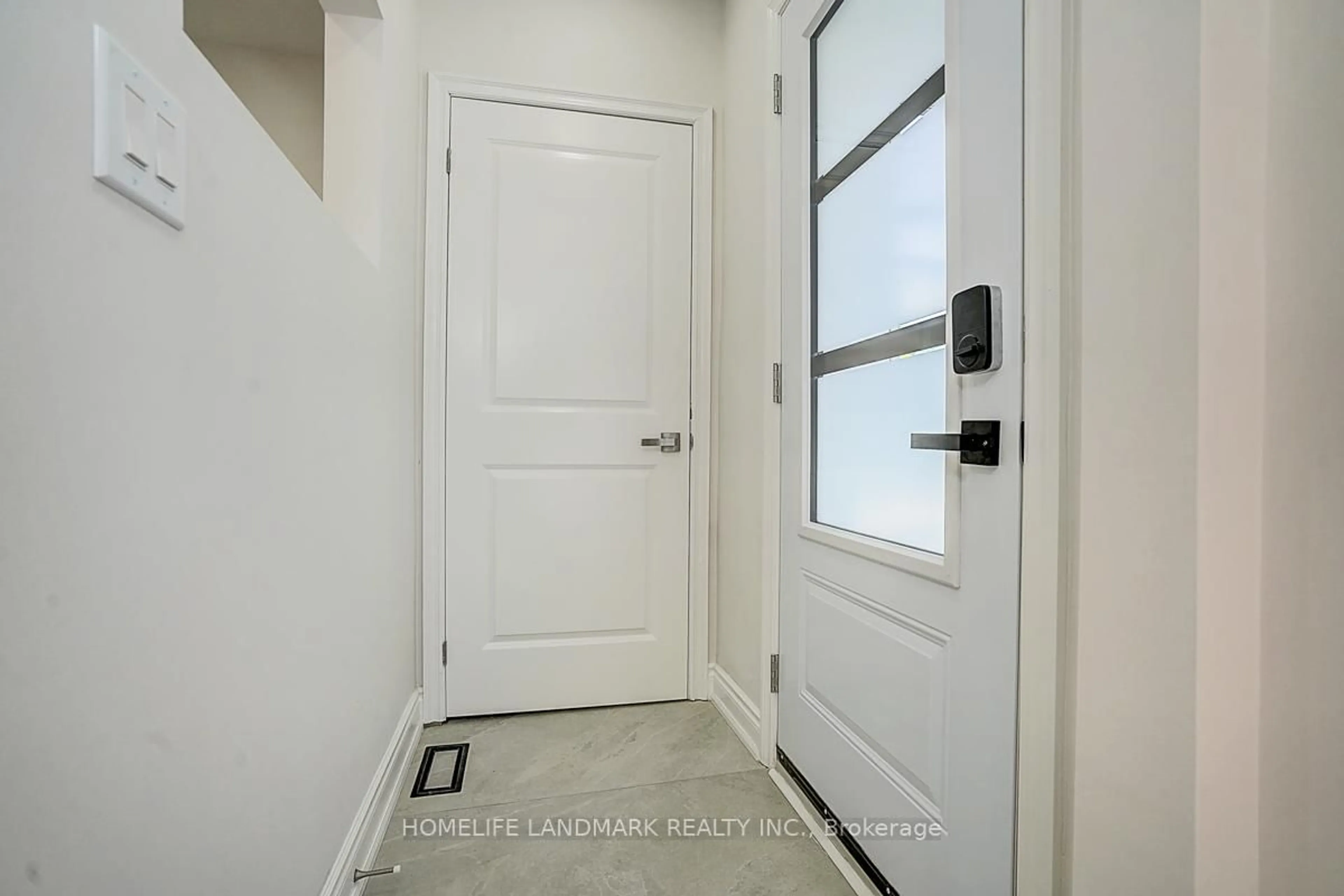 Indoor entryway for 572 Pharmacy Ave, Toronto Ontario M1L 3G9