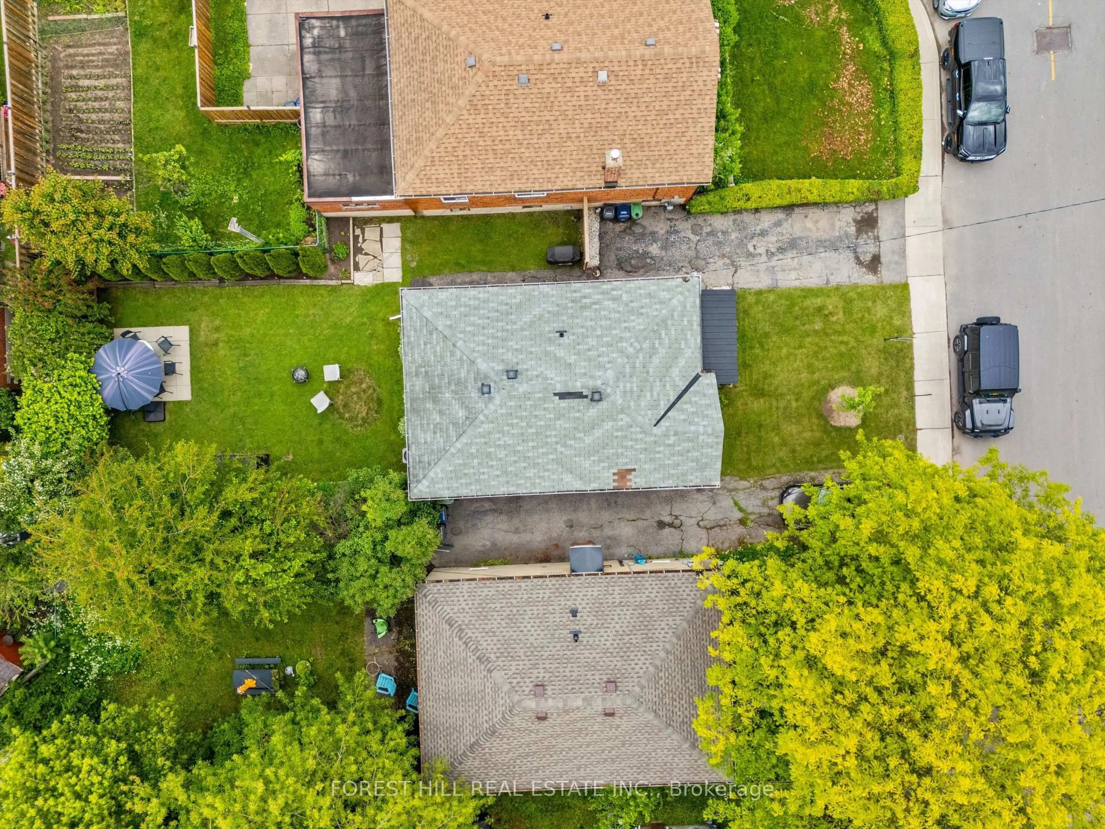 A pic from outside/outdoor area/front of a property/back of a property/a pic from drone, street for 6 Barrett Rd, Toronto Ontario M4B 1V9