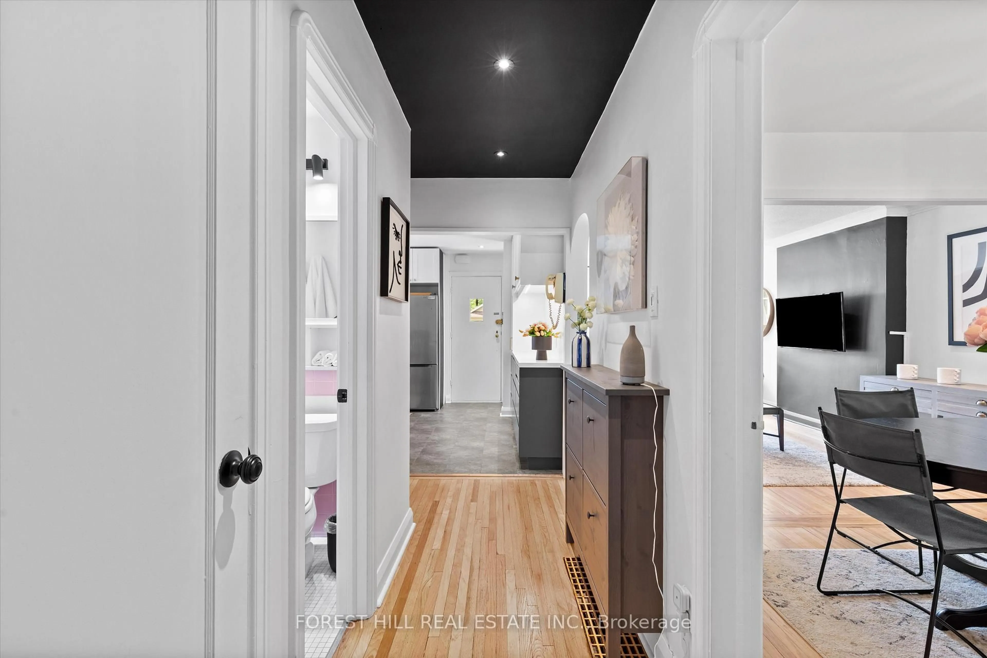 Indoor entryway for 6 Barrett Rd, Toronto Ontario M4B 1V9