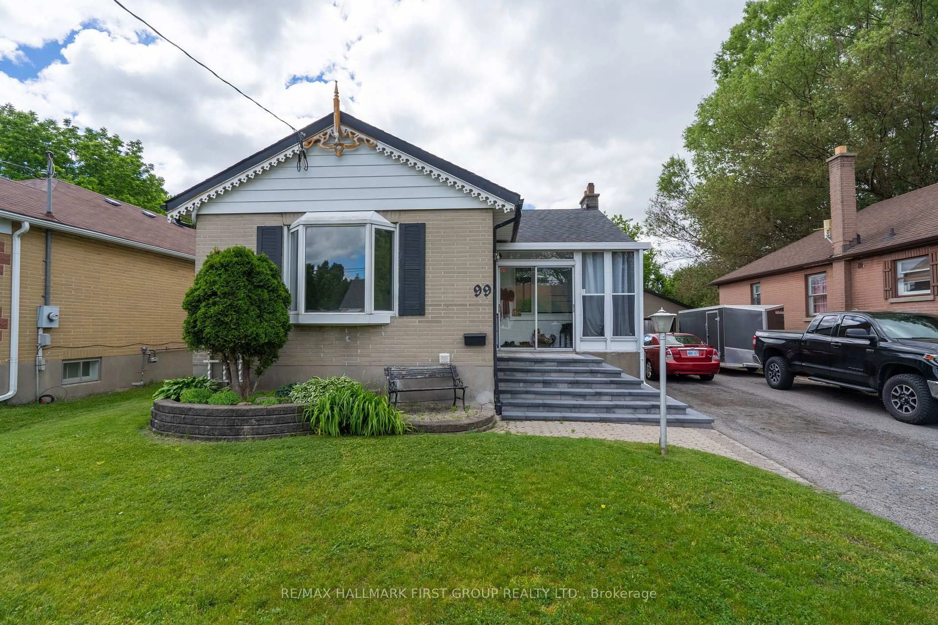 A pic from outside/outdoor area/front of a property/back of a property/a pic from drone, street for 99 Pontiac Ave, Oshawa Ontario L1G 3M1