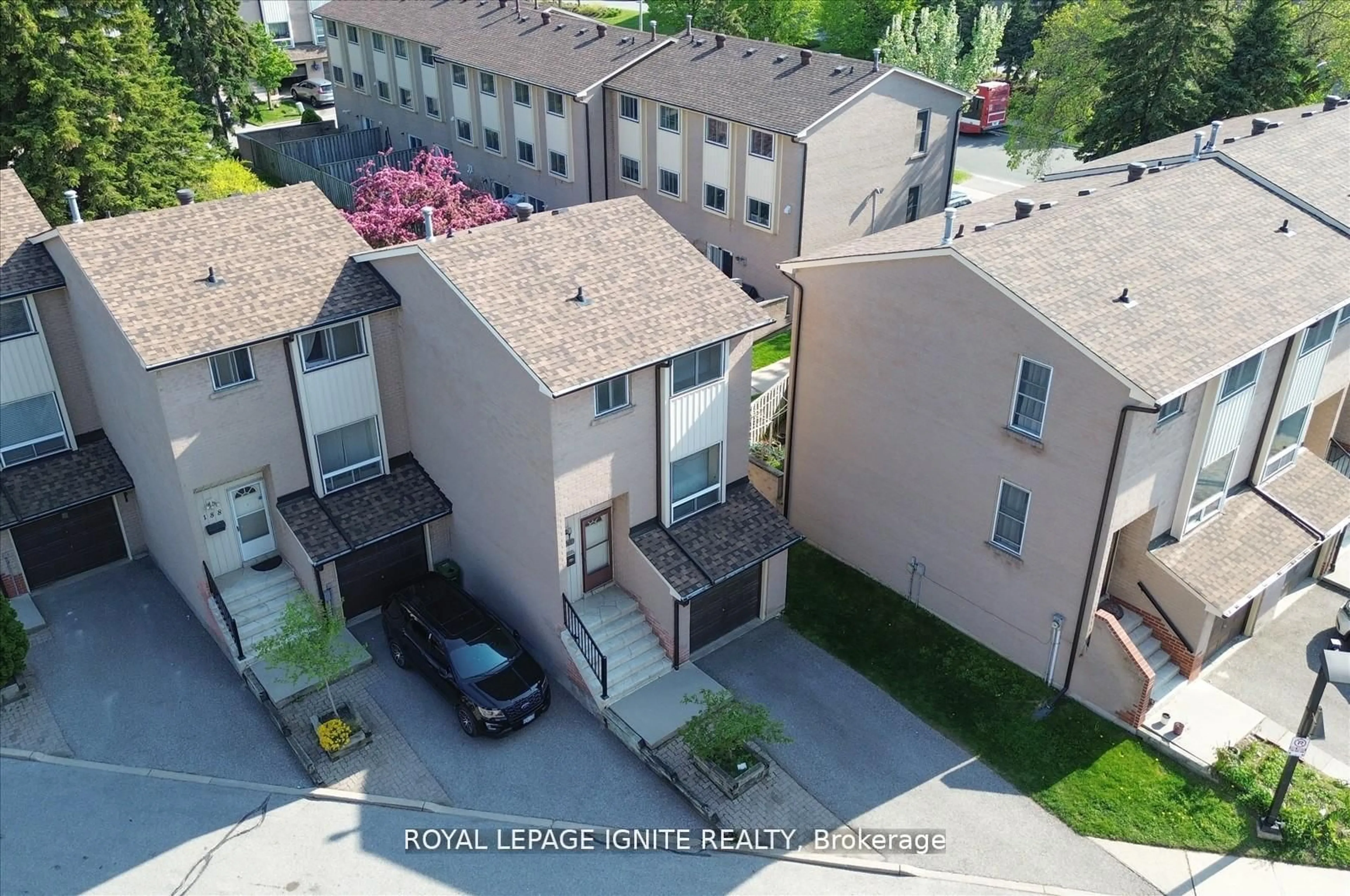 A pic from outside/outdoor area/front of a property/back of a property/a pic from drone, street for 41 Collinsgrove Rd #190, Toronto Ontario M1E 4Z1