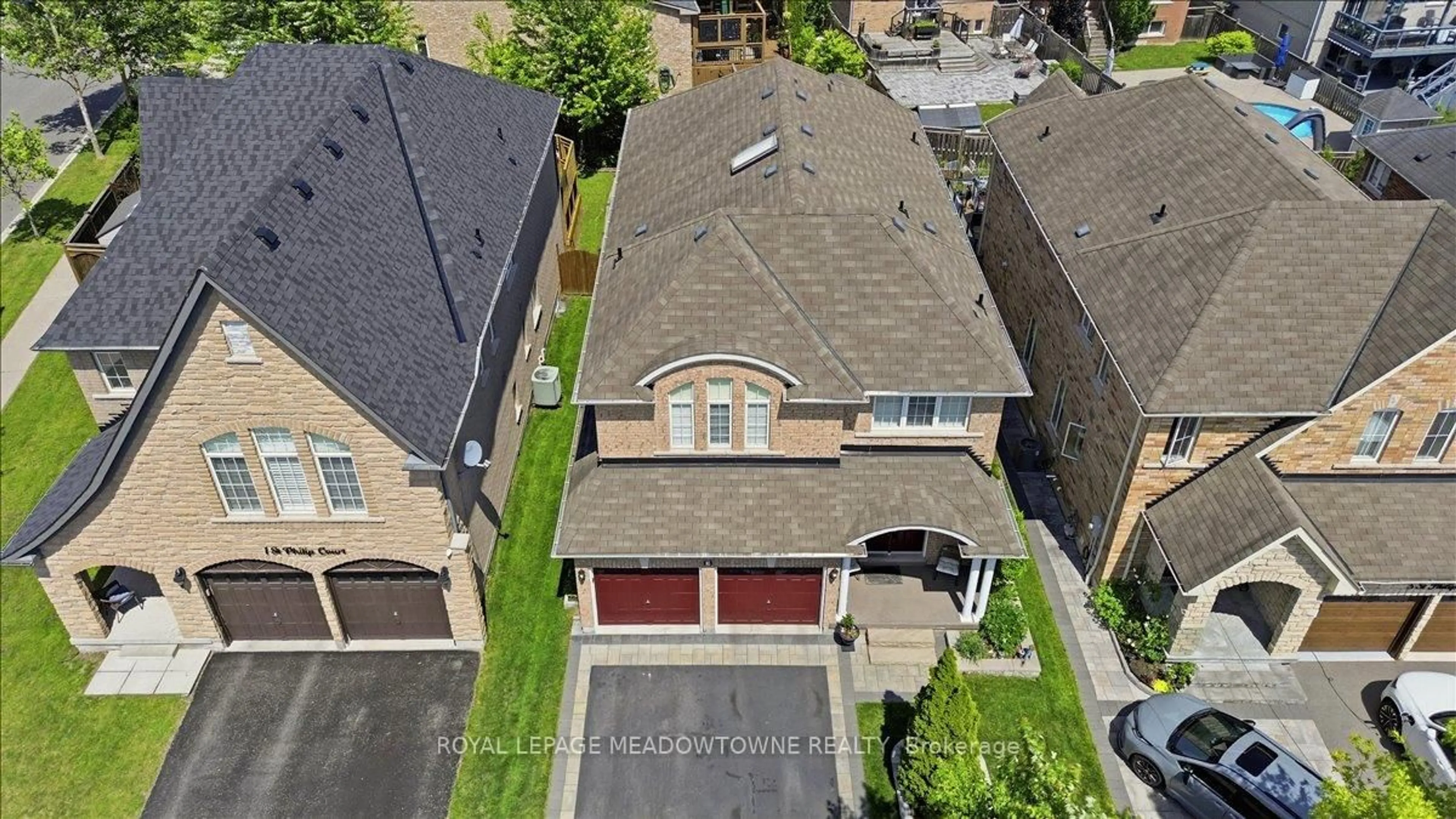 A pic from outside/outdoor area/front of a property/back of a property/a pic from drone, street for 3 St Phillip Crt, Whitby Ontario L1P 0A5