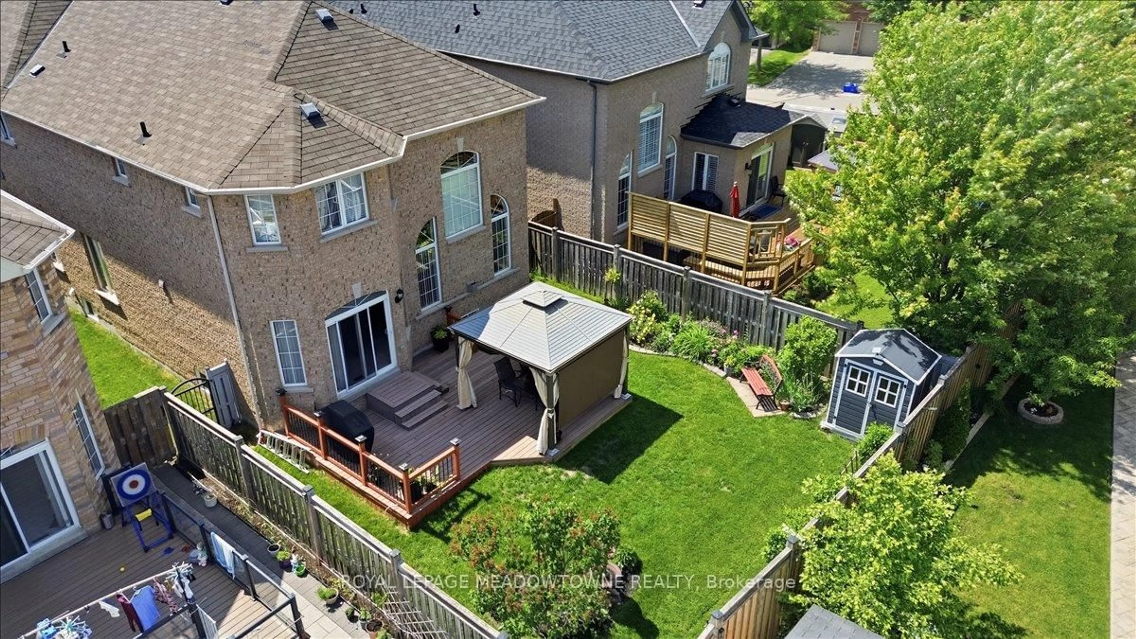 A pic from outside/outdoor area/front of a property/back of a property/a pic from drone, street for 3 St Phillip Crt, Whitby Ontario L1P 0A5