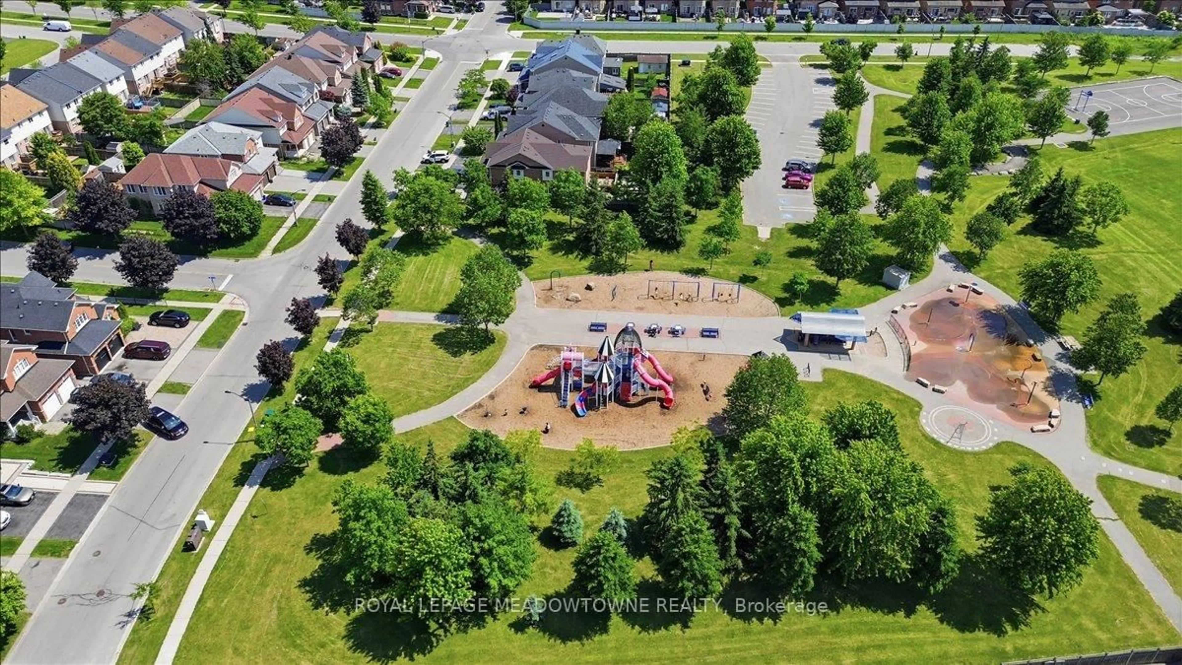 A pic from outside/outdoor area/front of a property/back of a property/a pic from drone, unknown for 3 St Phillip Crt, Whitby Ontario L1P 0A5