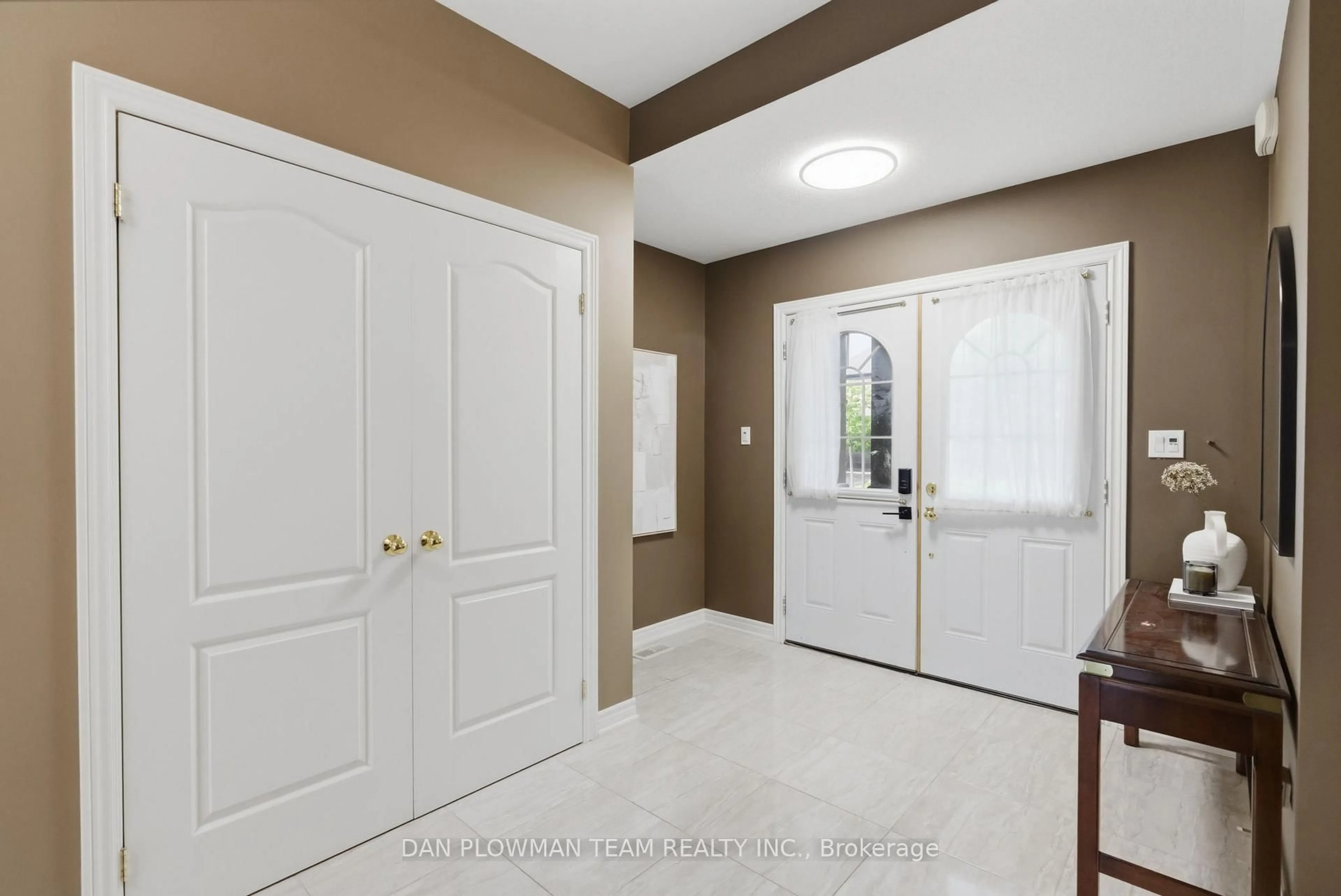 Indoor entryway for 2243 Pilgrim Sq, Oshawa Ontario L1L 0B5