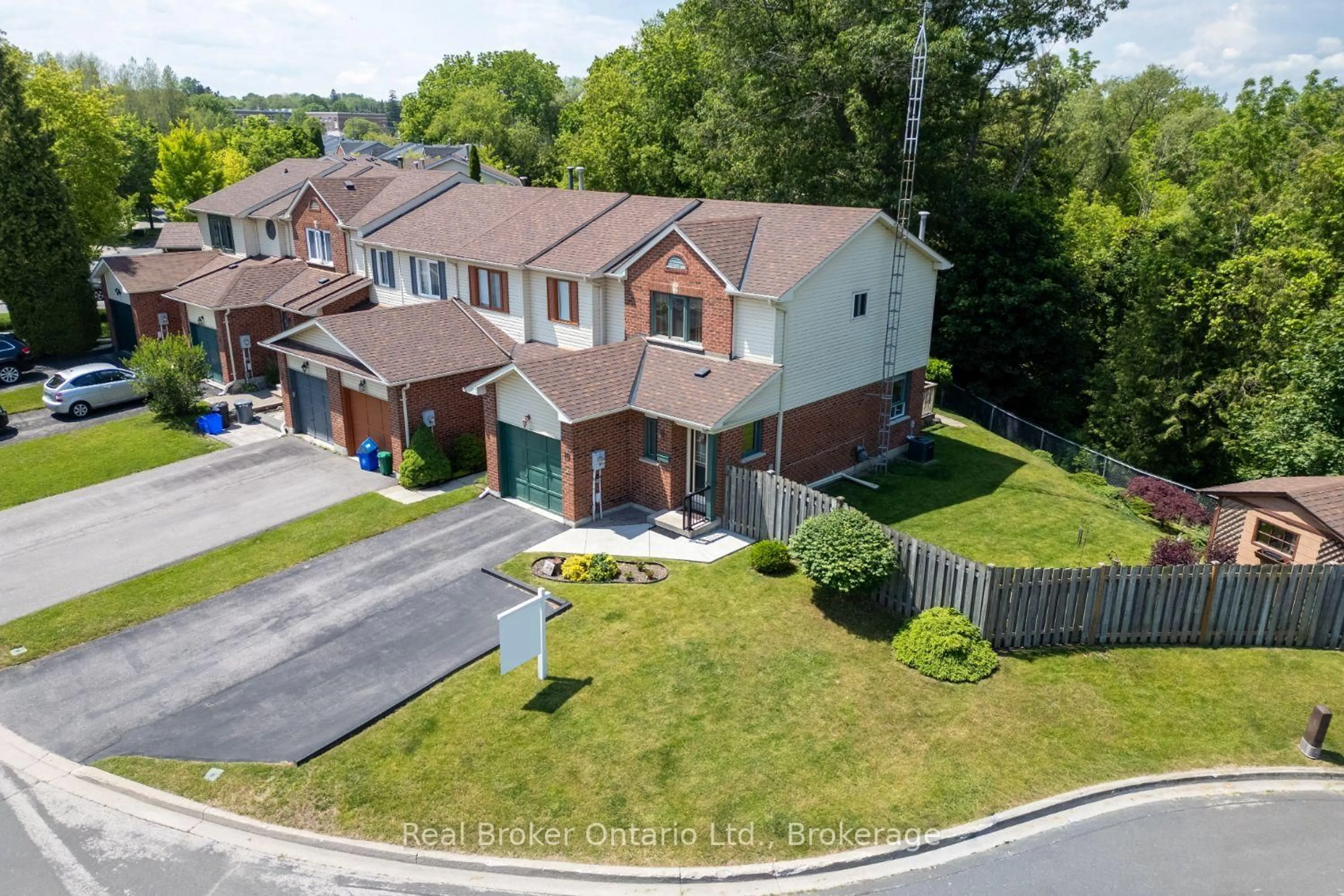 A pic from outside/outdoor area/front of a property/back of a property/a pic from drone, street for 10 Climie Crt, Clarington Ontario L1C 4P5