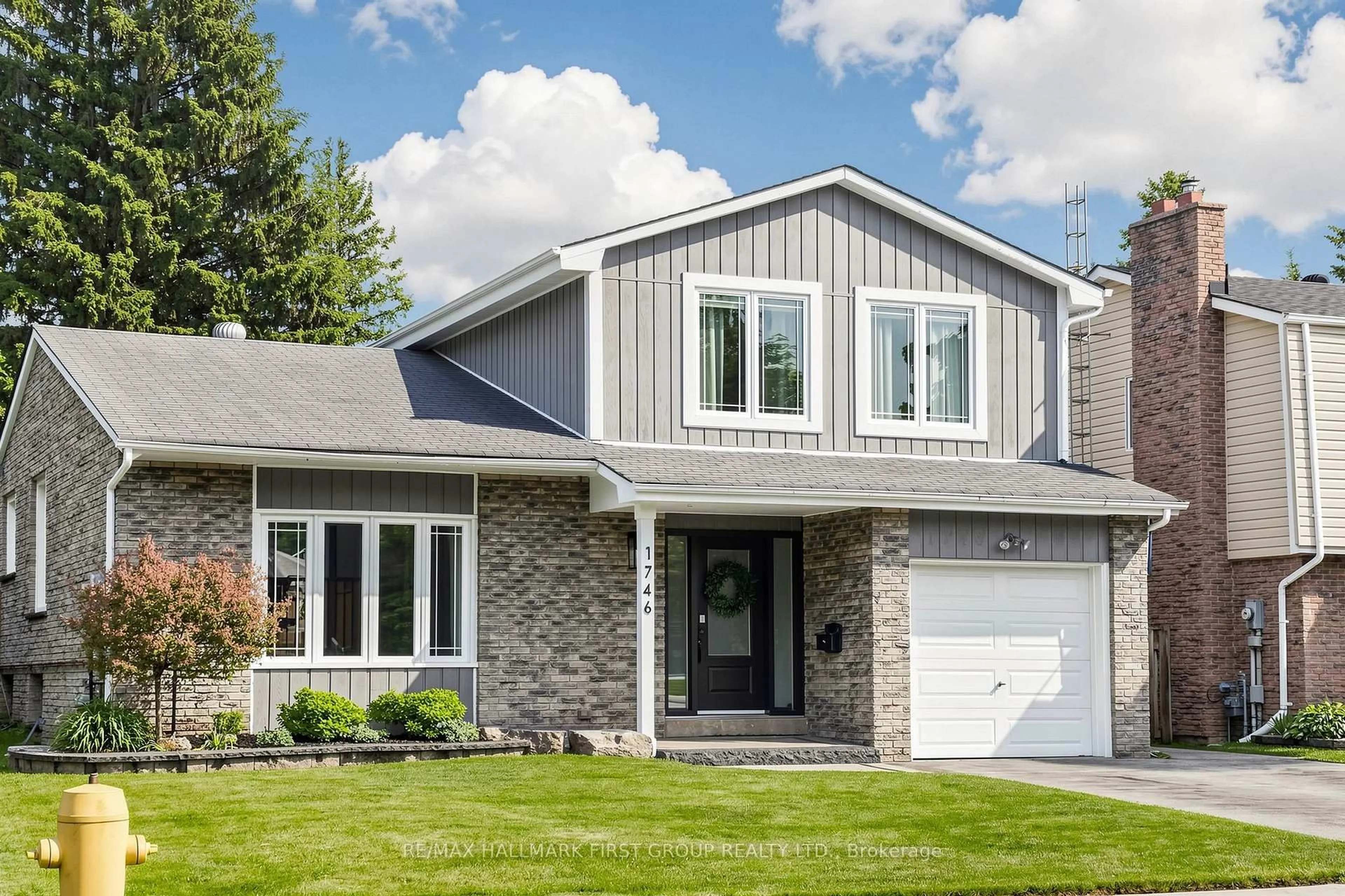 Home with vinyl exterior material, street for 1746 Bronte Sq, Pickering Ontario L1V 3B8