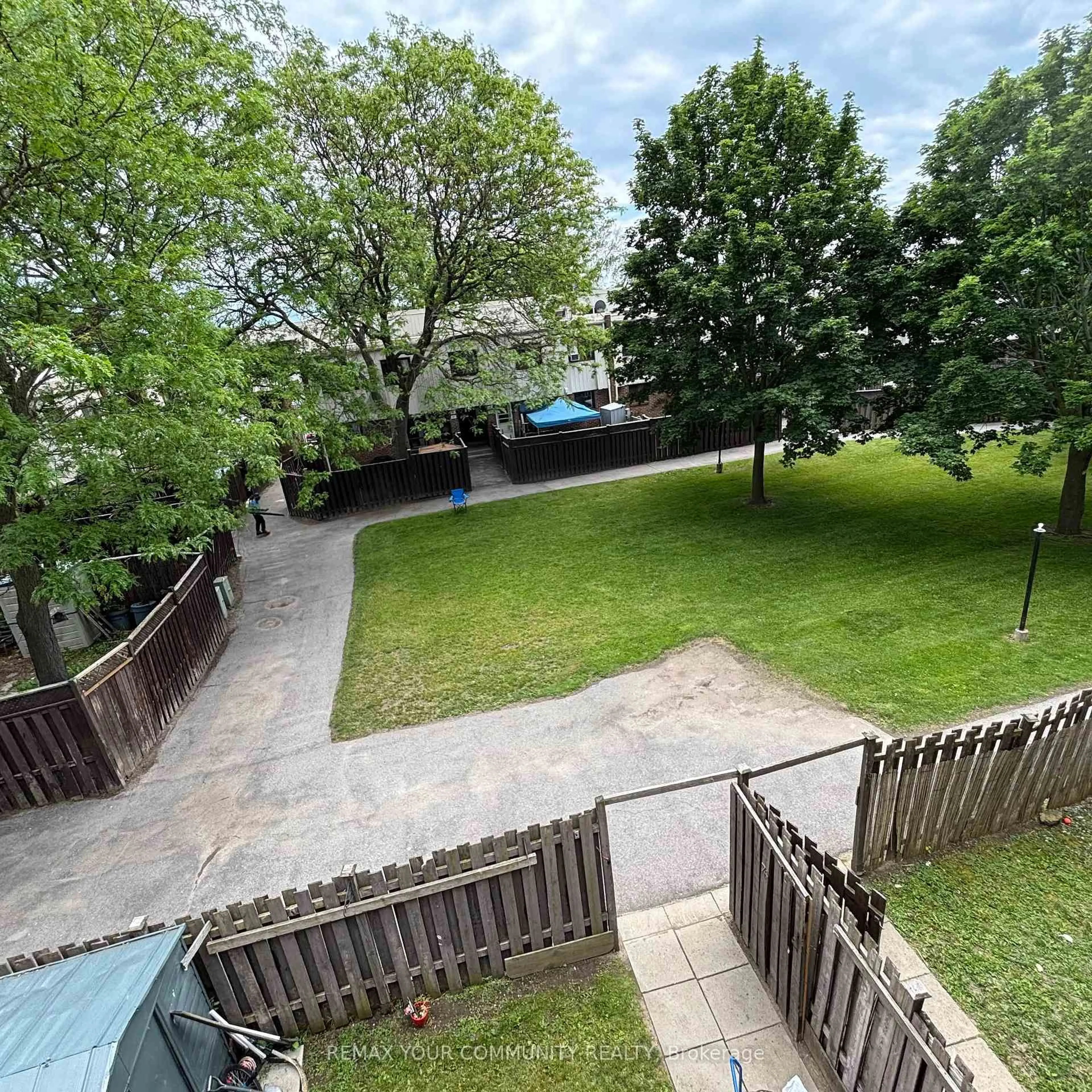 A pic from outside/outdoor area/front of a property/back of a property/a pic from drone, city buildings view from balcony for 1100 Oxford St #74, Oshawa Ontario L1J 6G4