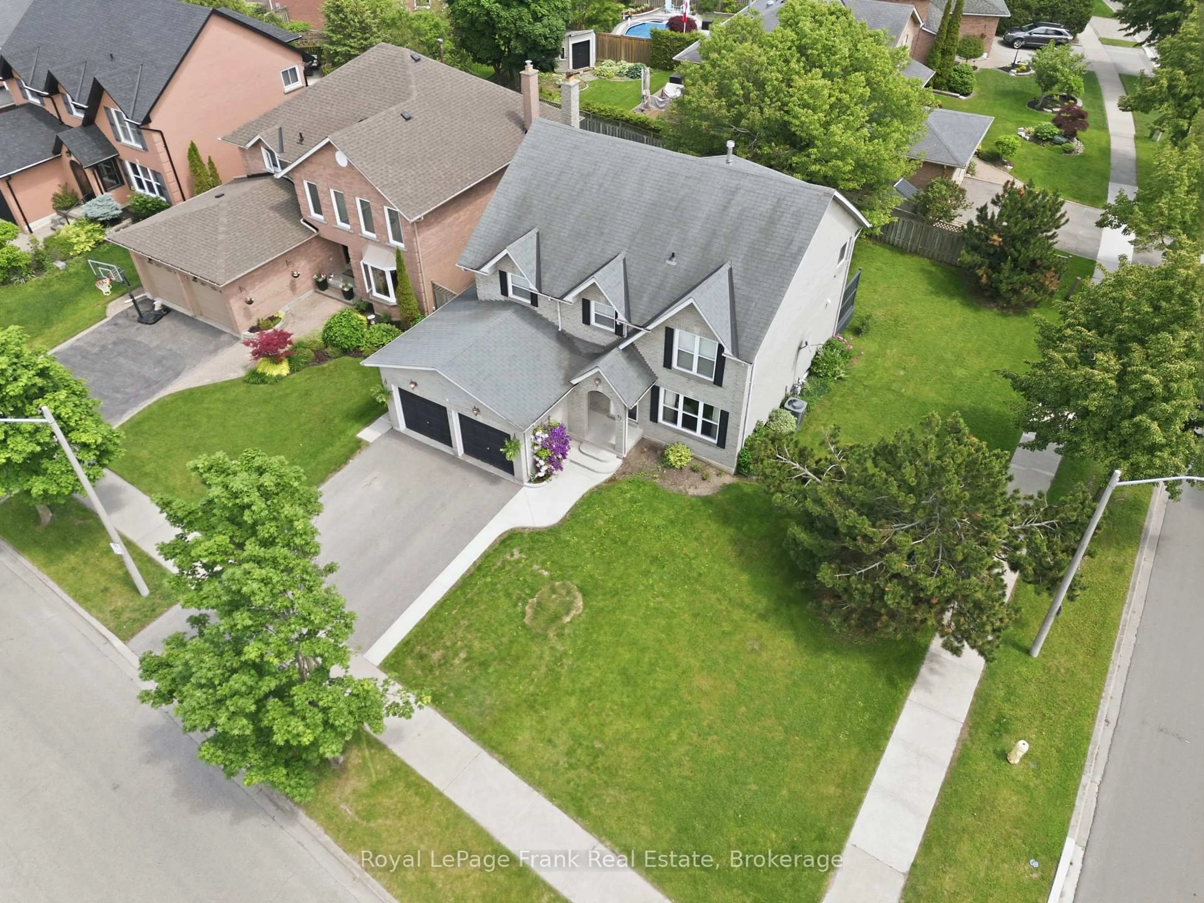 A pic from outside/outdoor area/front of a property/back of a property/a pic from drone, street for 37 Parkes Dr, Ajax Ontario L1S 4W1
