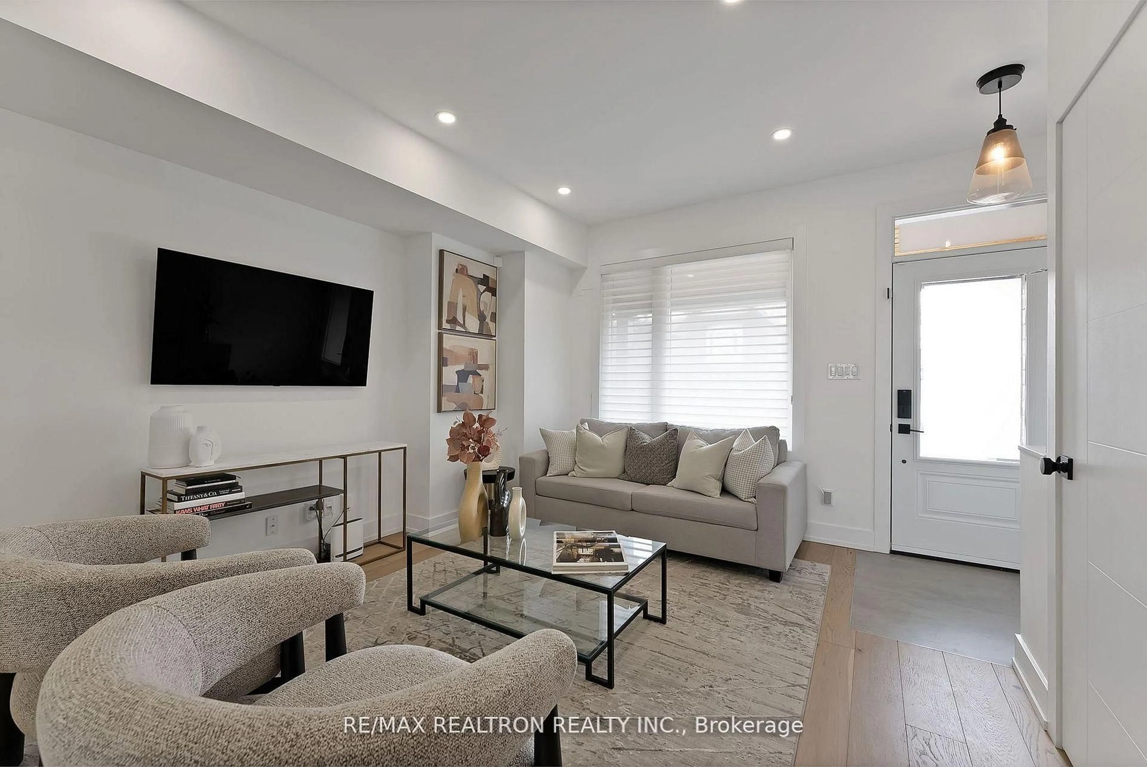 Living room with furniture, unknown for 277 Boston Ave, Toronto Ontario M4M 2V4