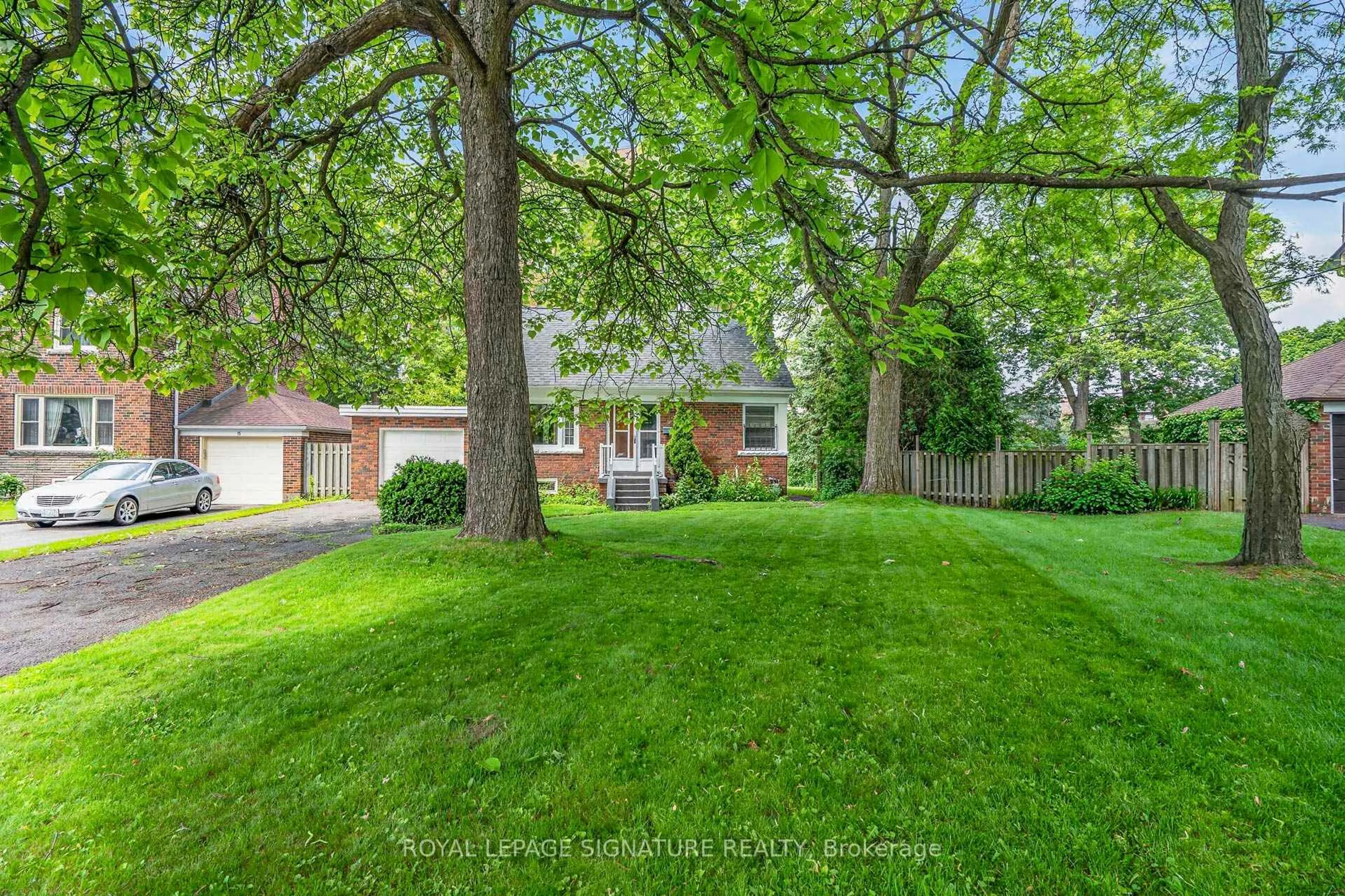 A pic from outside/outdoor area/front of a property/back of a property/a pic from drone, street for 11 Innisdale Dr, Toronto Ontario M1R 1C4