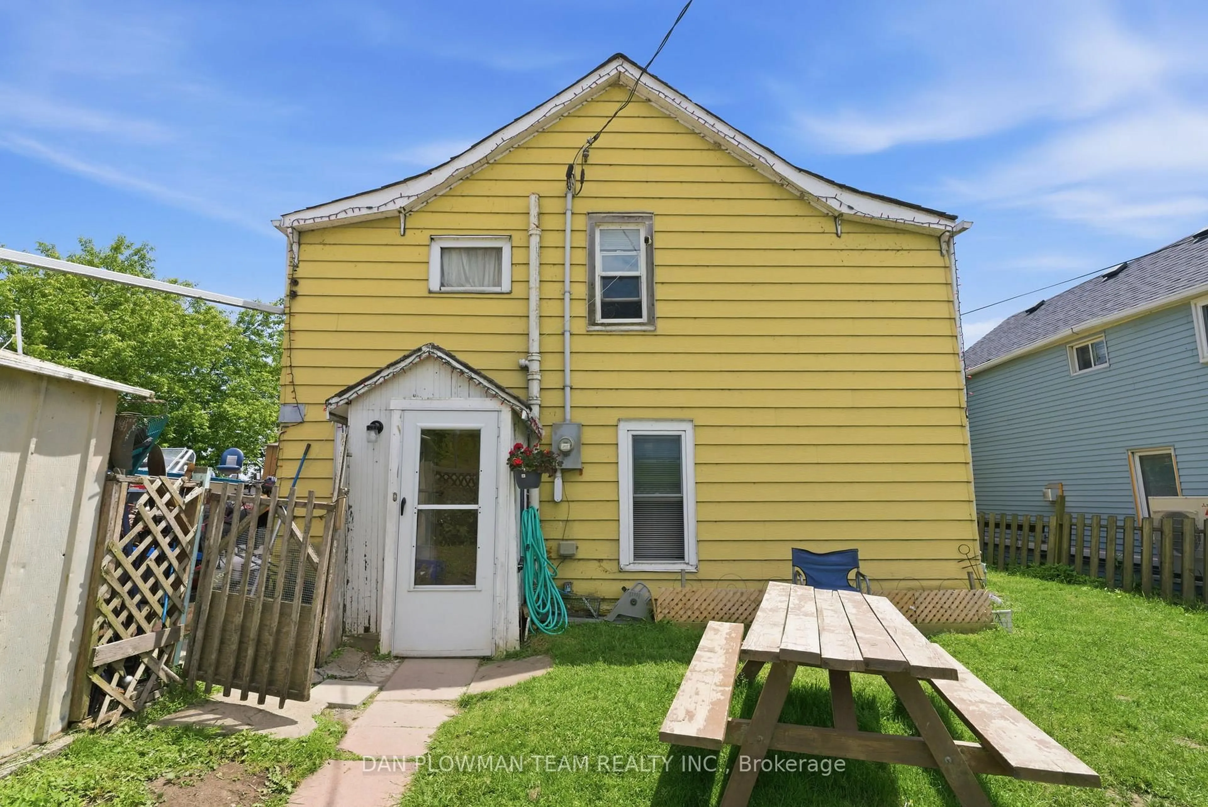 A pic from outside/outdoor area/front of a property/back of a property/a pic from drone, street for 78 East Beach Rd, Clarington Ontario L1C 6A5
