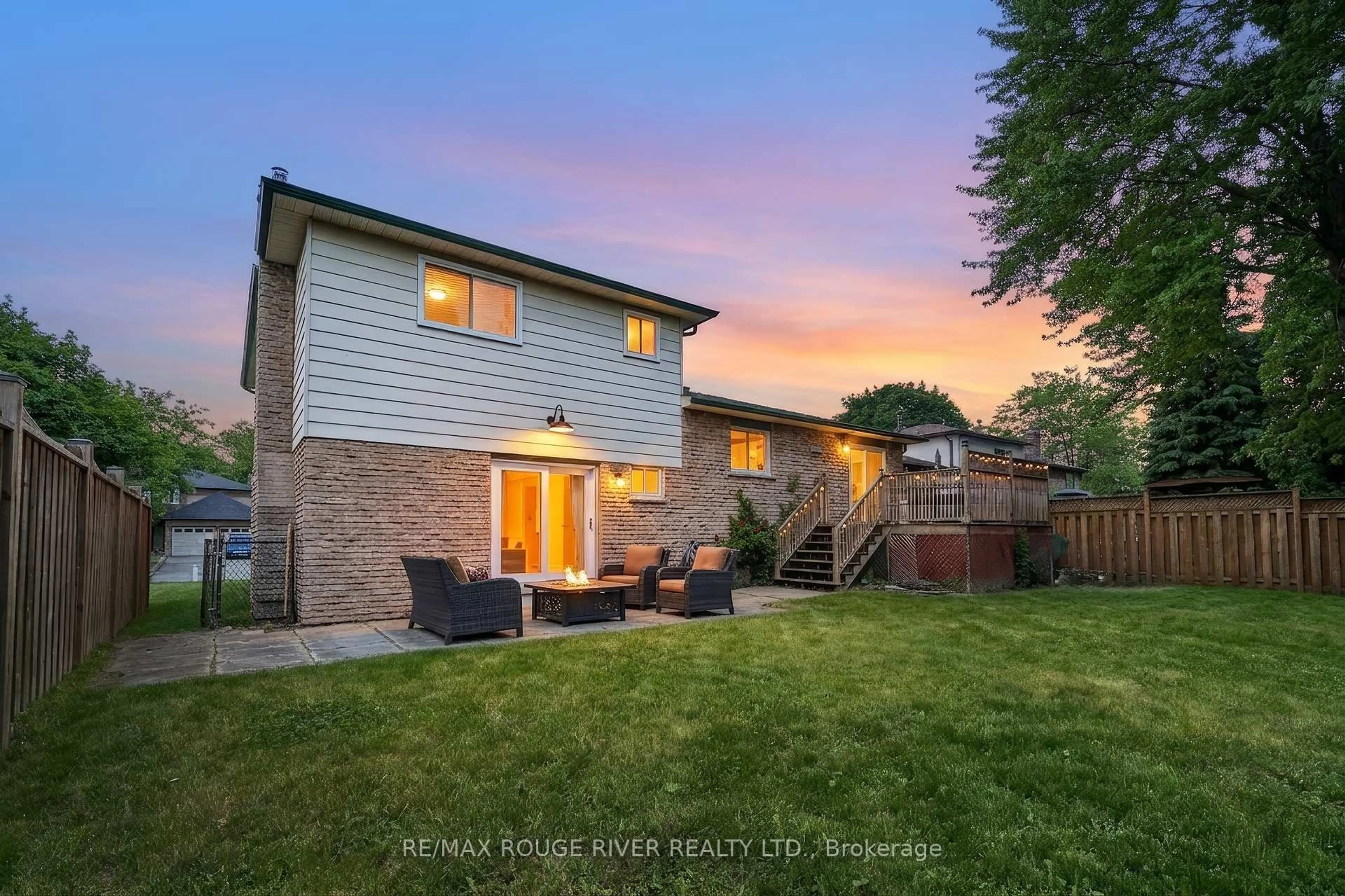 A pic from outside/outdoor area/front of a property/back of a property/a pic from drone, street for 6 Ribblesdale Dr, Whitby Ontario L1N 6K6