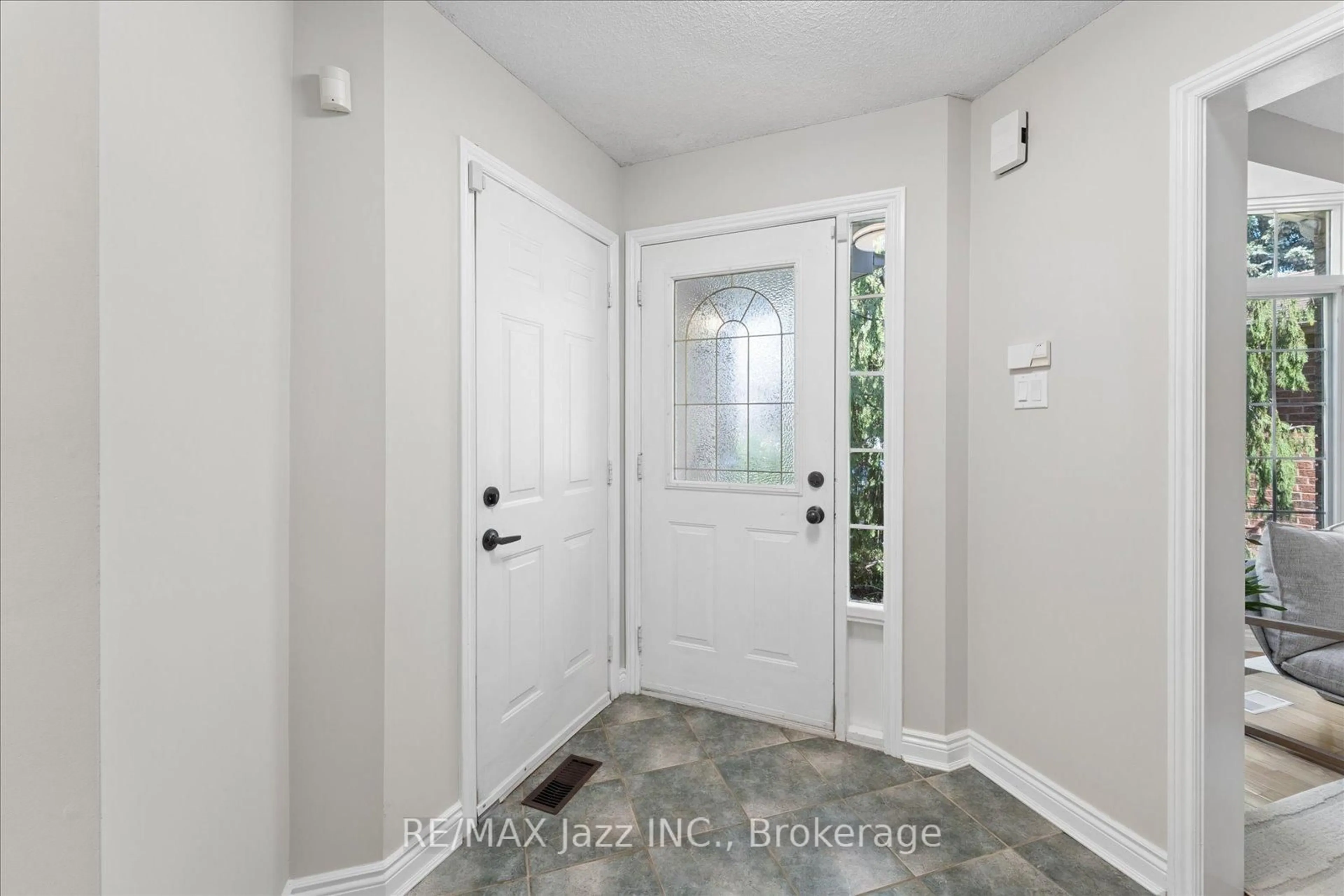 Indoor entryway for 63 Bonnycastle Dr, Clarington Ontario L1C 4S8
