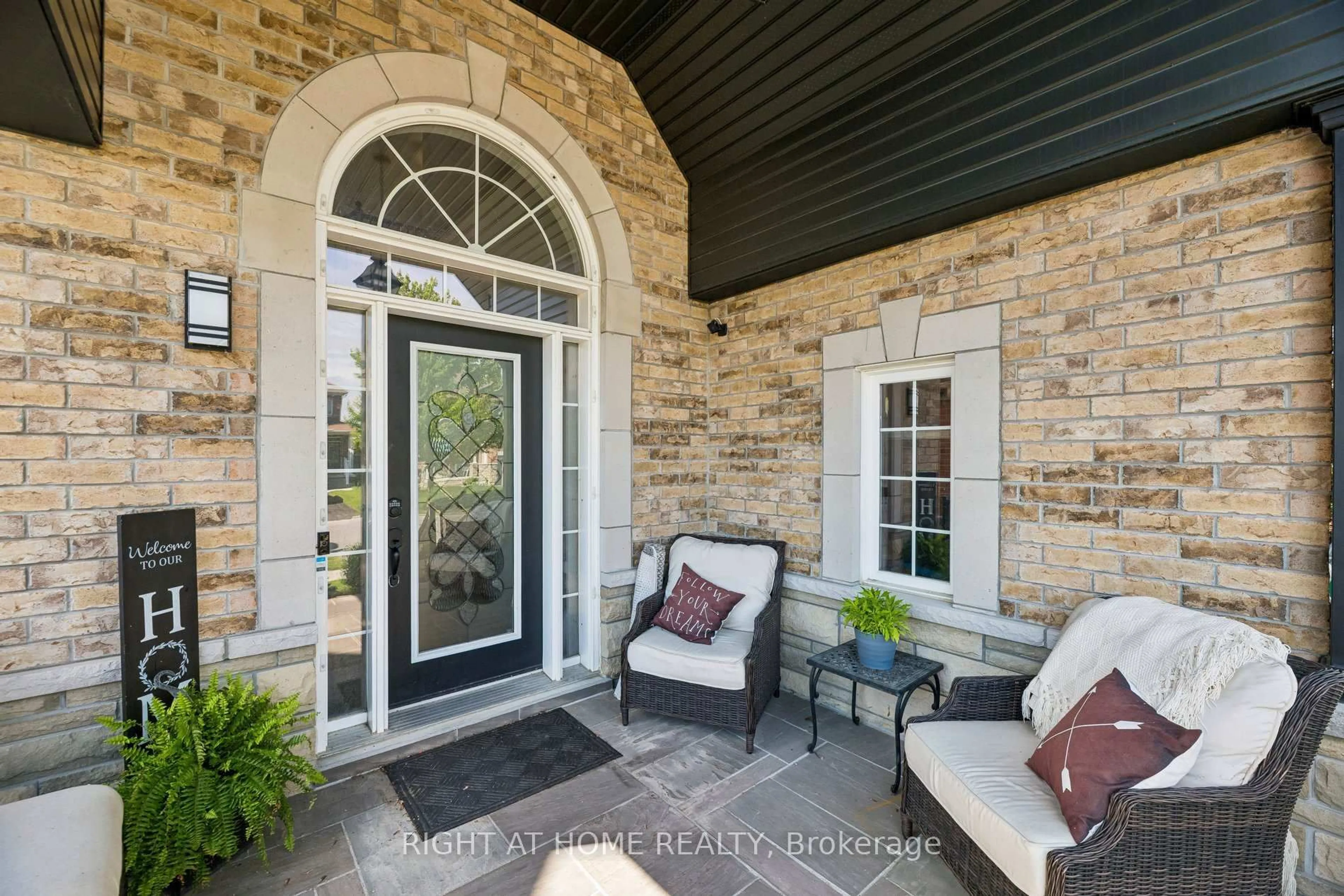 Indoor entryway for 99 Hockley Ave, Clarington Ontario L1C 0G4