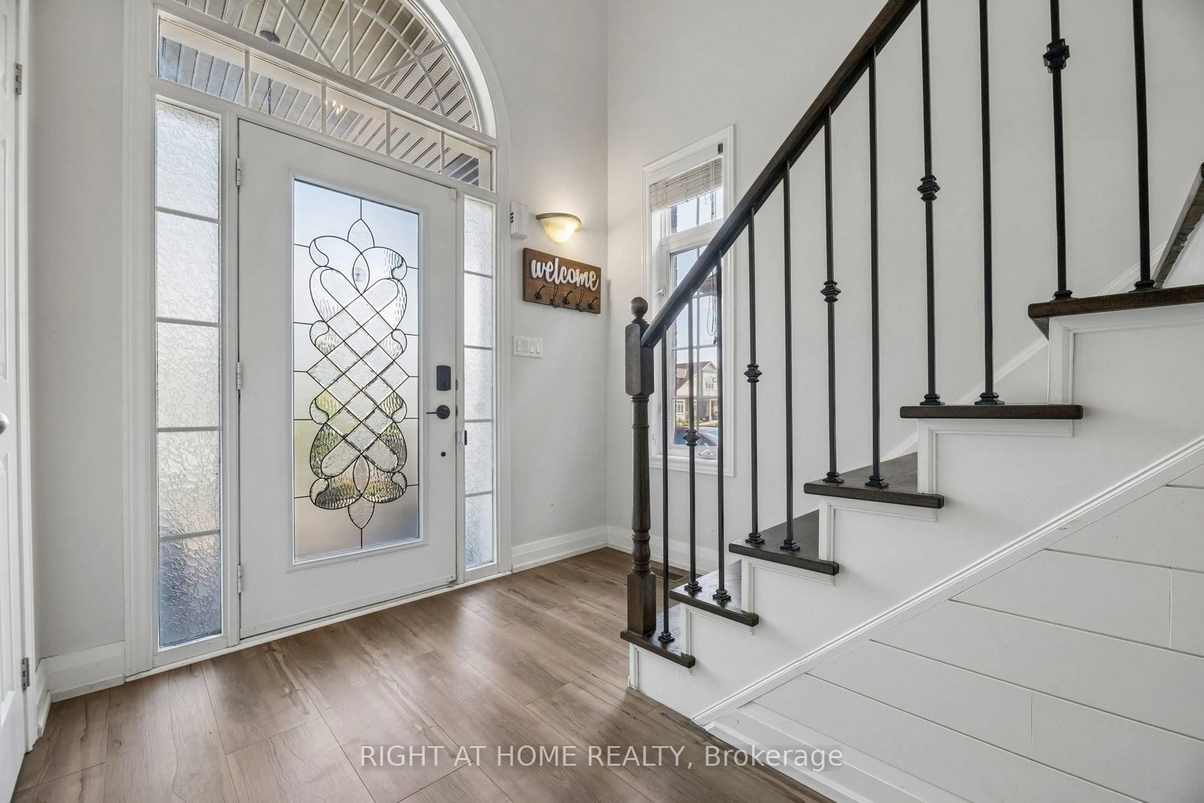 Indoor entryway for 99 Hockley Ave, Clarington Ontario L1C 0G4