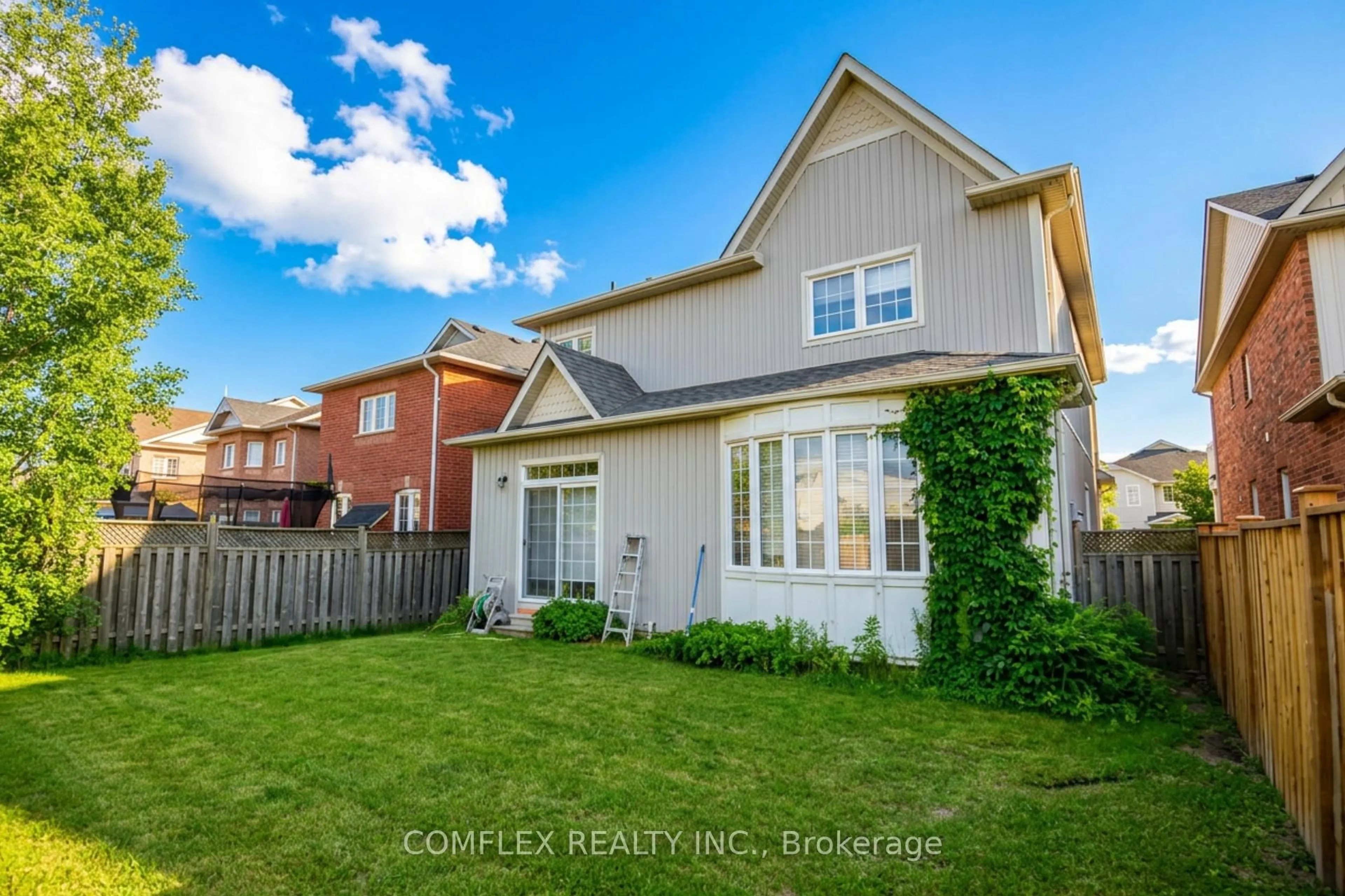 Unknown for 19 Kinross Ave, Whitby Ontario L1M 2C8