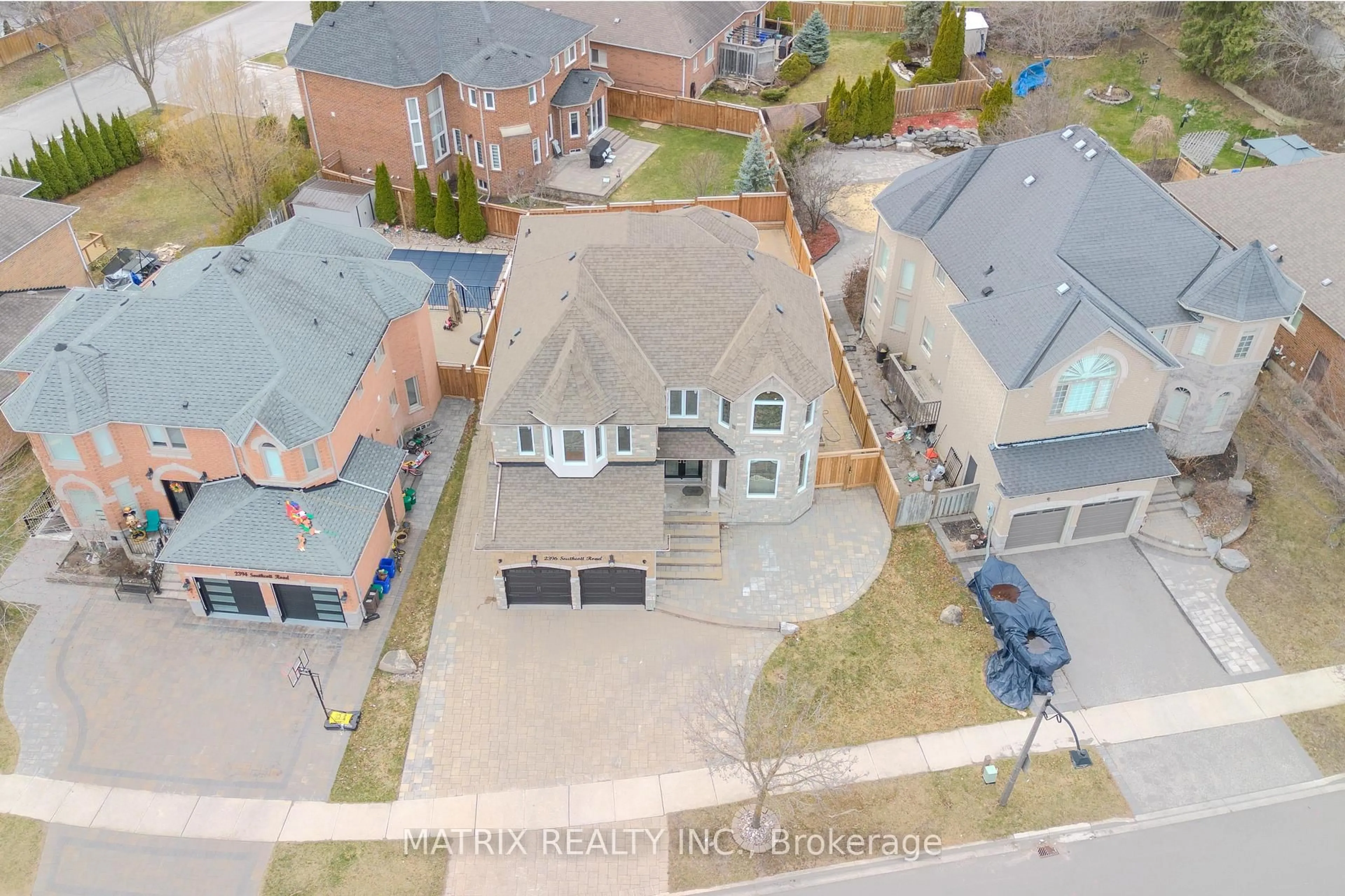 A pic from outside/outdoor area/front of a property/back of a property/a pic from drone, street for 2396 Southcott Rd, Pickering Ontario L1X 2T3