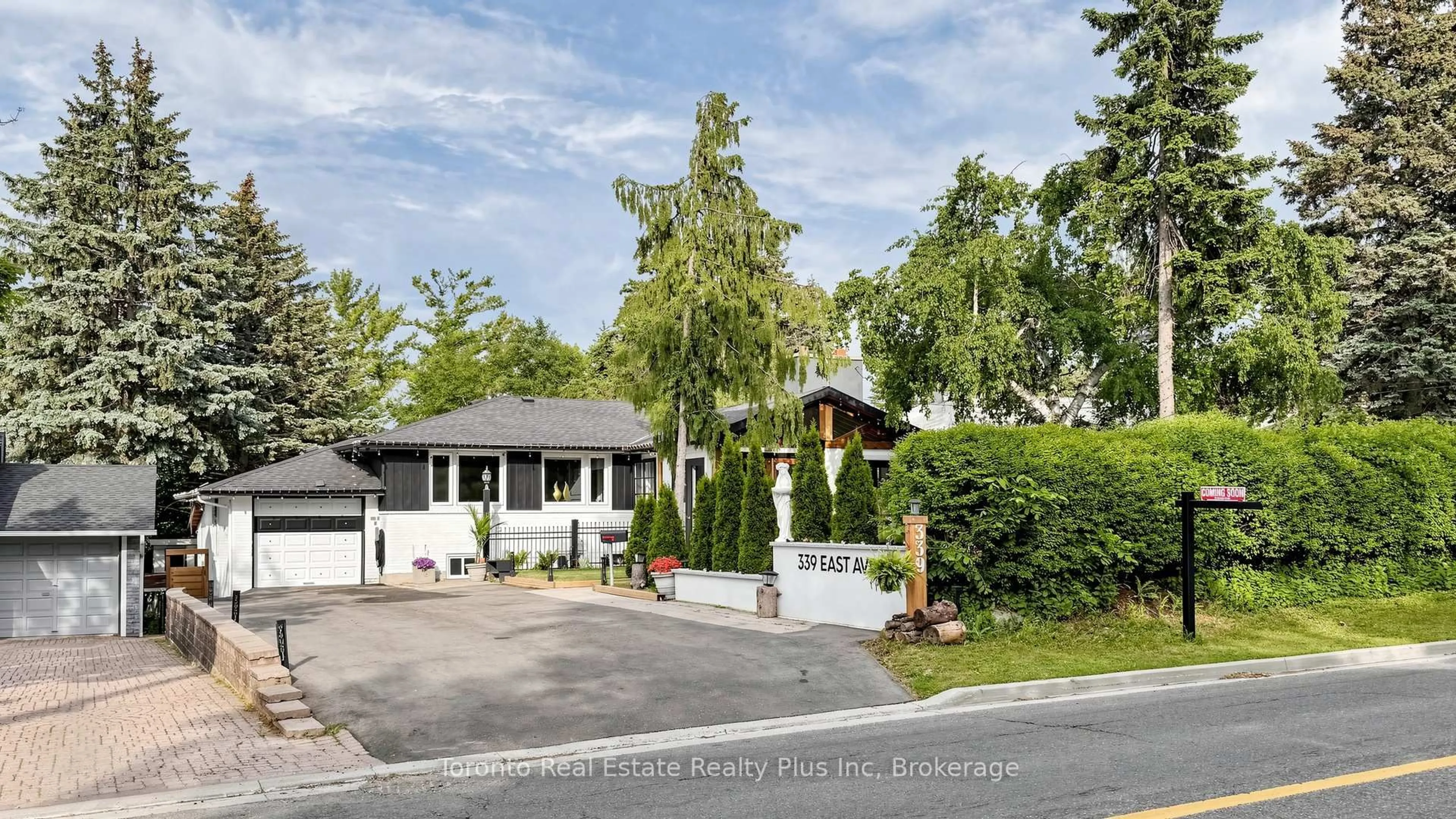 A pic from outside/outdoor area/front of a property/back of a property/a pic from drone, street for 339 East Ave, Toronto Ontario M1C 2W5