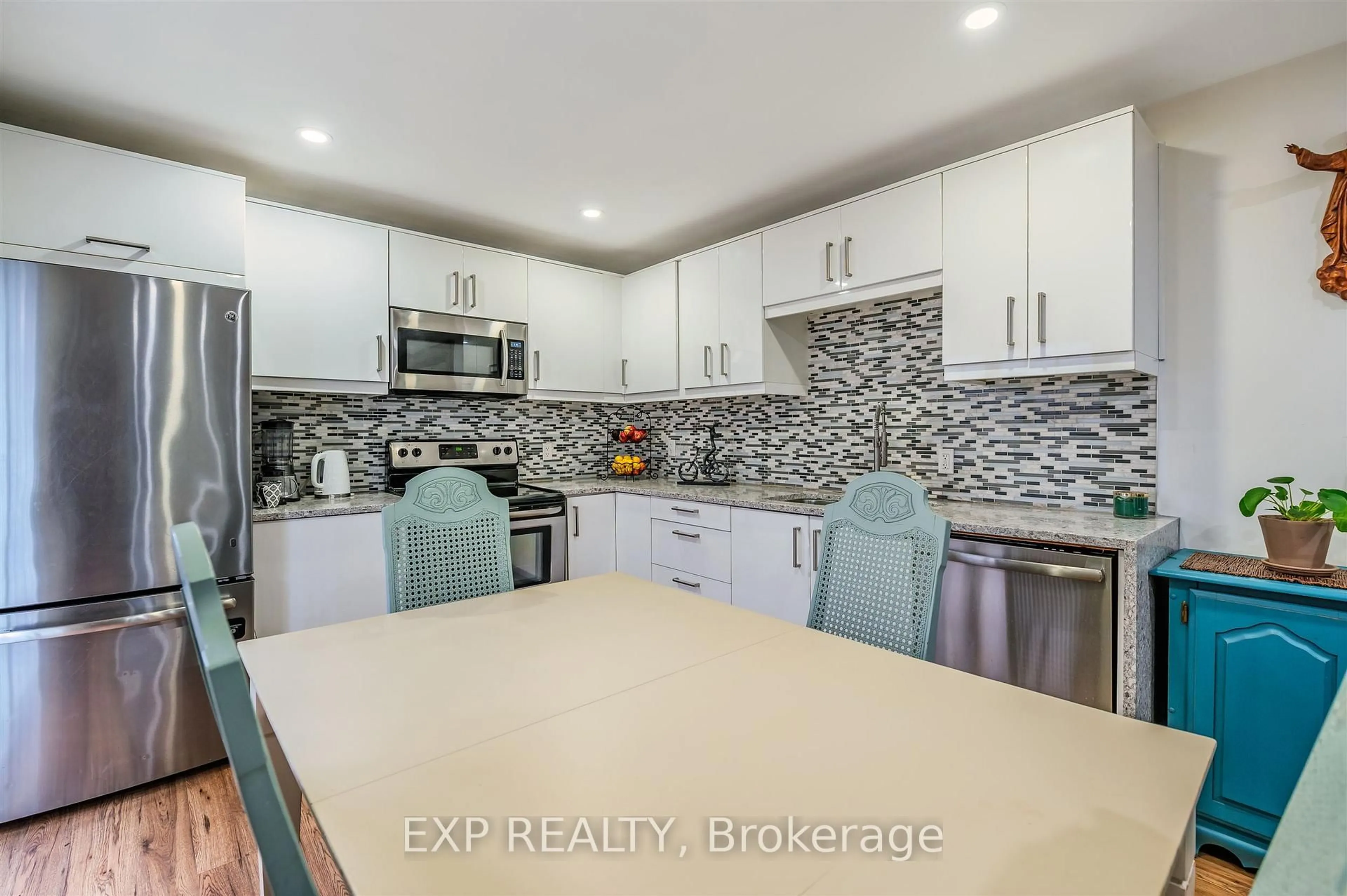 Open concept kitchen, unknown for 829 Athol St, Whitby Ontario L1N 4A1