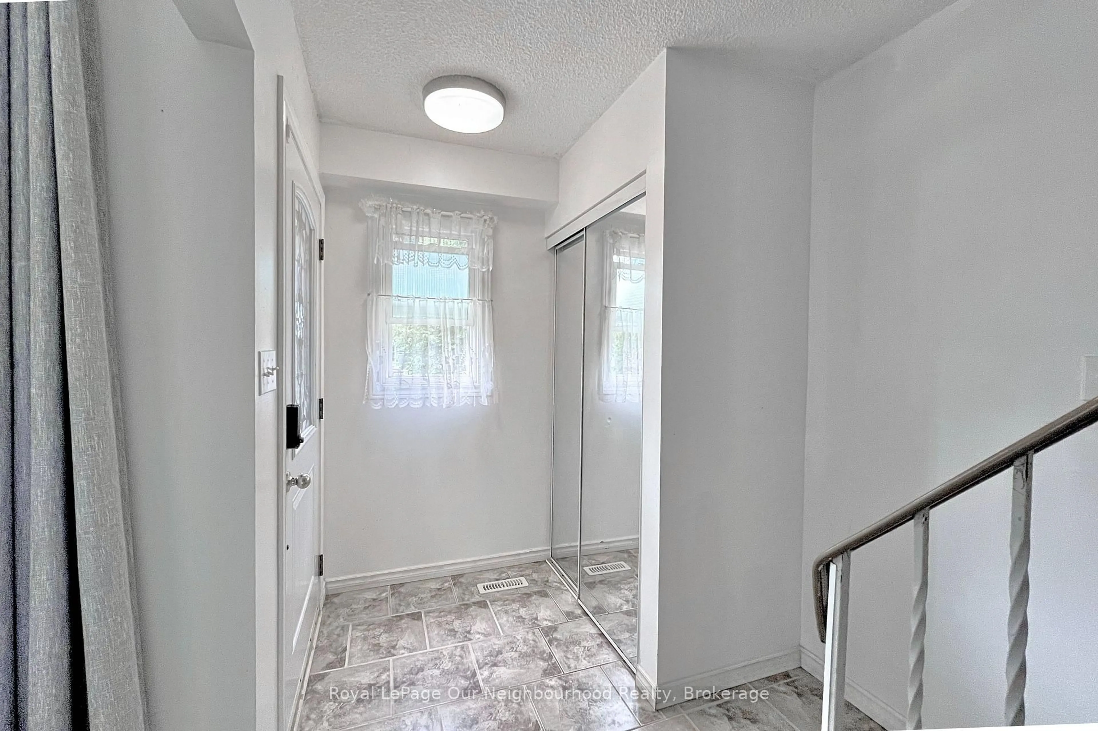 Indoor entryway for 529 Lancelot Cres, Oshawa Ontario L1K 1J9