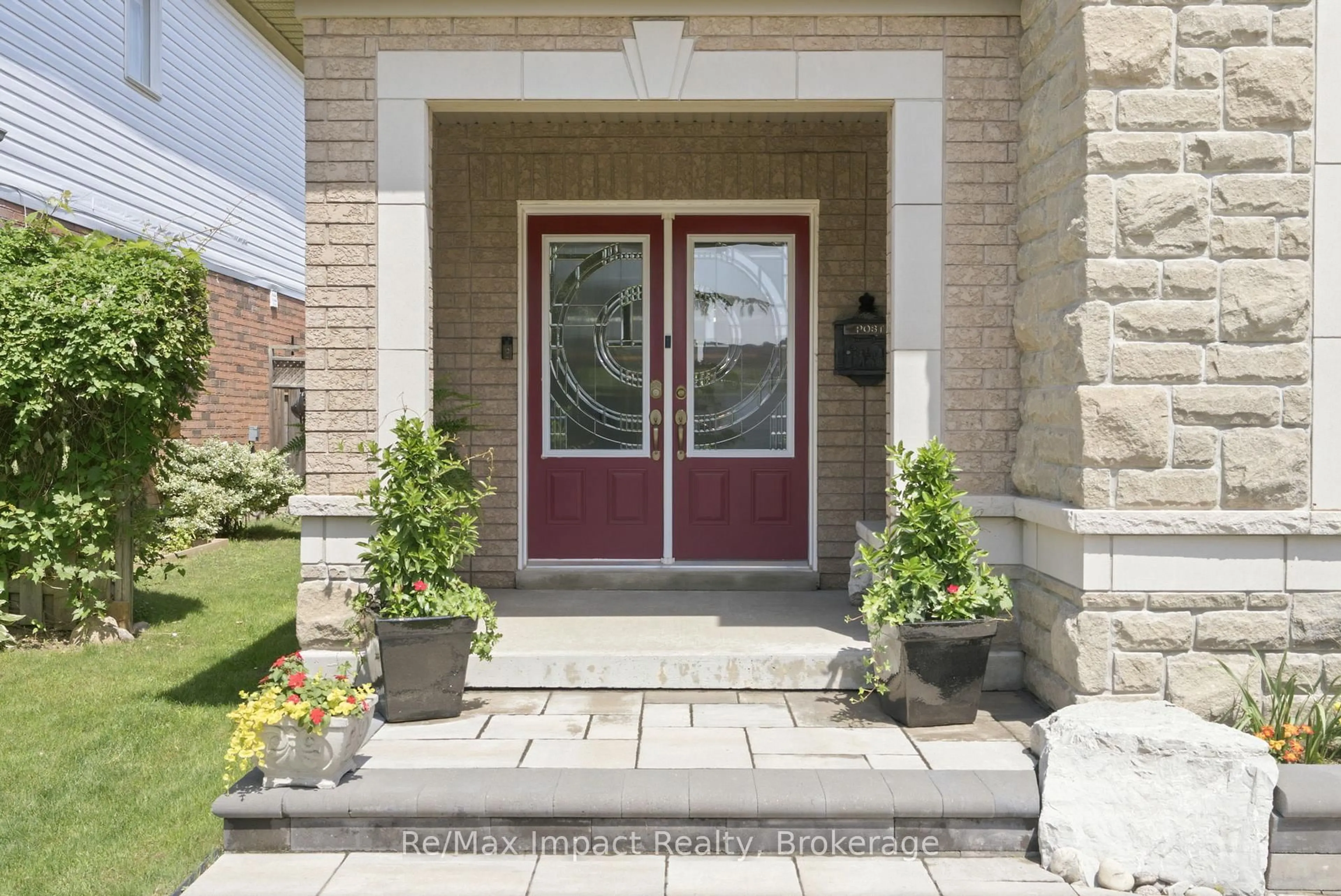 Indoor entryway for 17 Bradshaw St, Clarington Ontario L1C 2H4