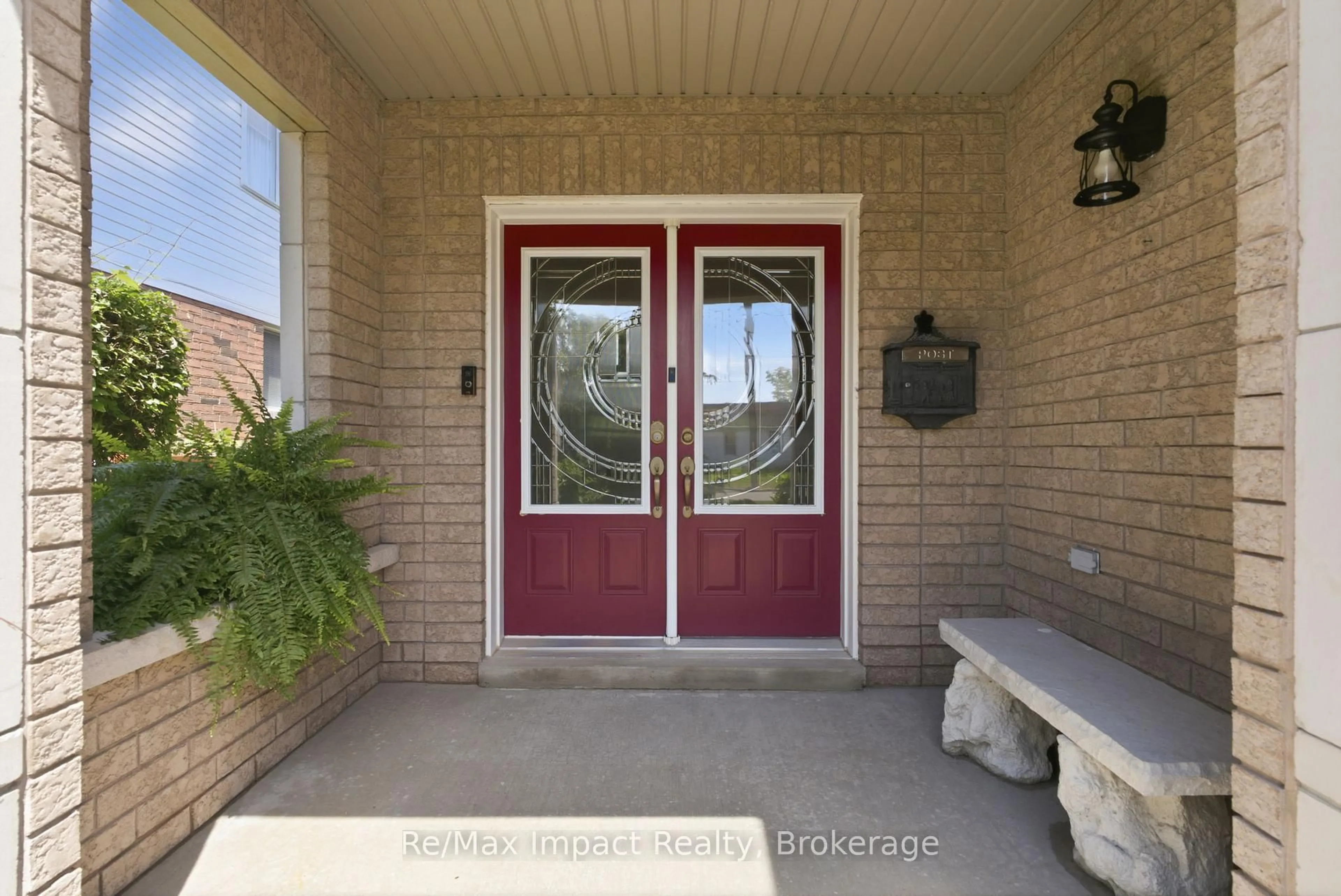 Indoor entryway for 17 Bradshaw St, Clarington Ontario L1C 2H4