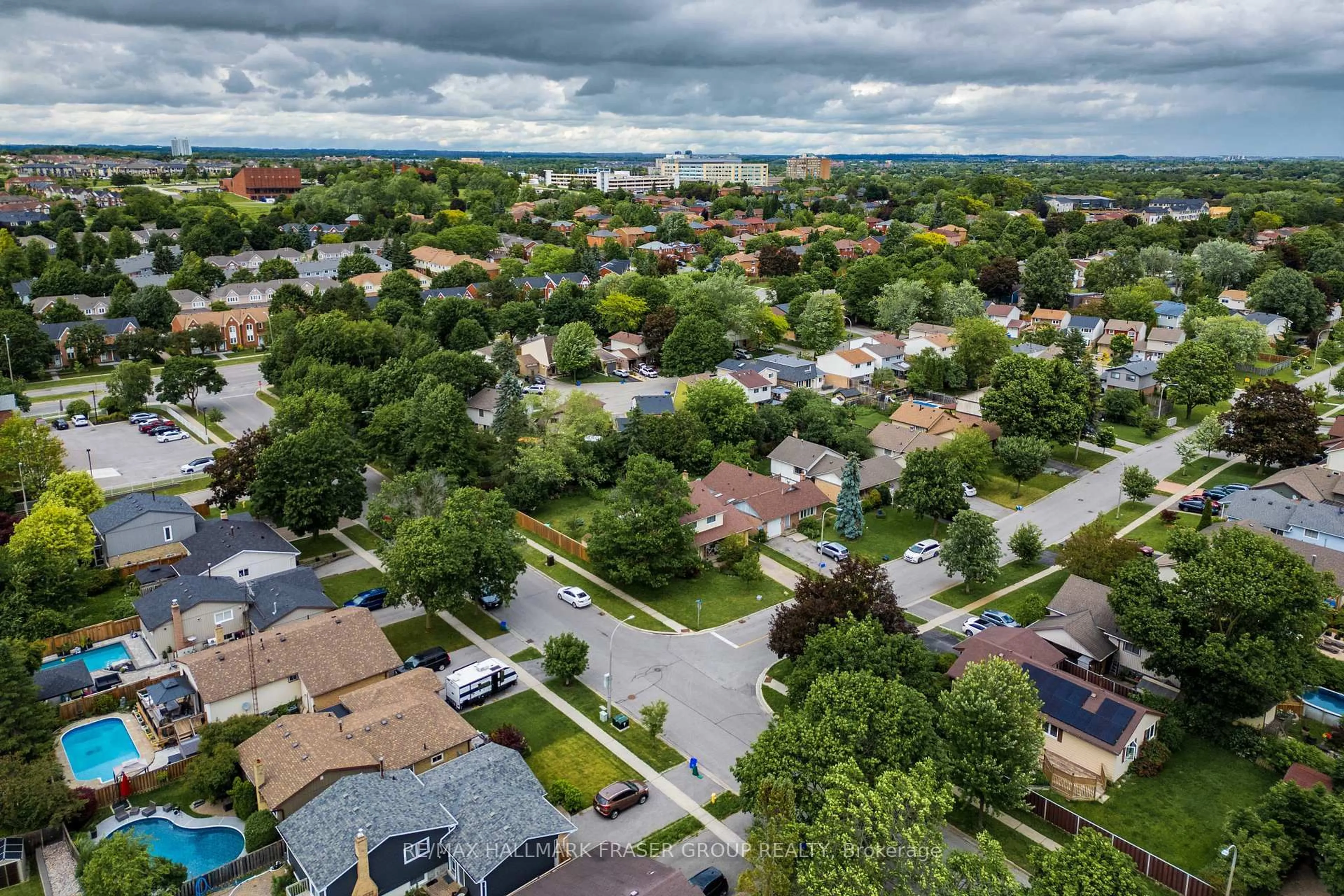 A pic from outside/outdoor area/front of a property/back of a property/a pic from drone, street for 39 Ivanic Crt, Whitby Ontario L1N 6E3
