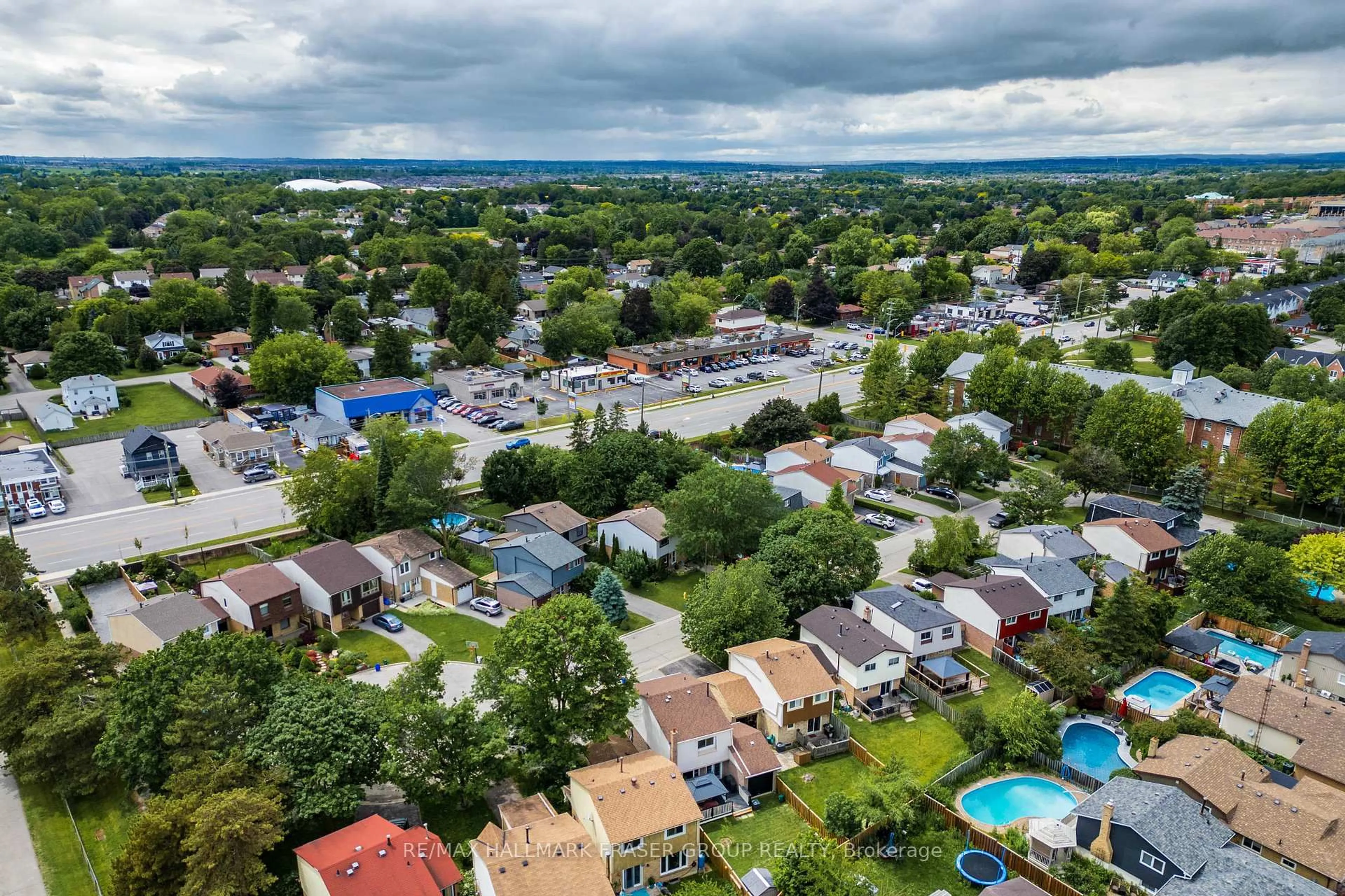A pic from outside/outdoor area/front of a property/back of a property/a pic from drone, unknown for 39 Ivanic Crt, Whitby Ontario L1N 6E3