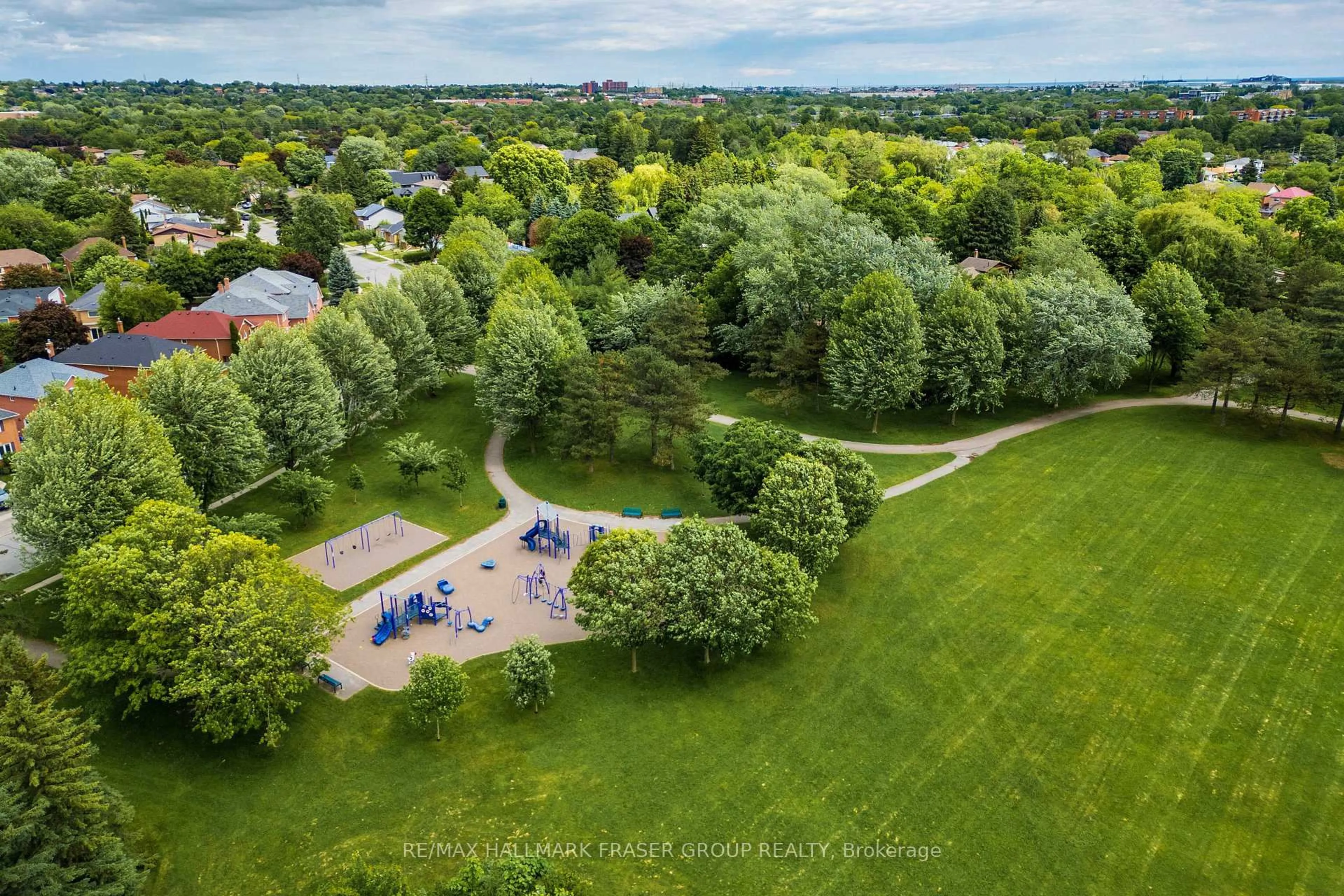 A pic from outside/outdoor area/front of a property/back of a property/a pic from drone, unknown for 39 Ivanic Crt, Whitby Ontario L1N 6E3