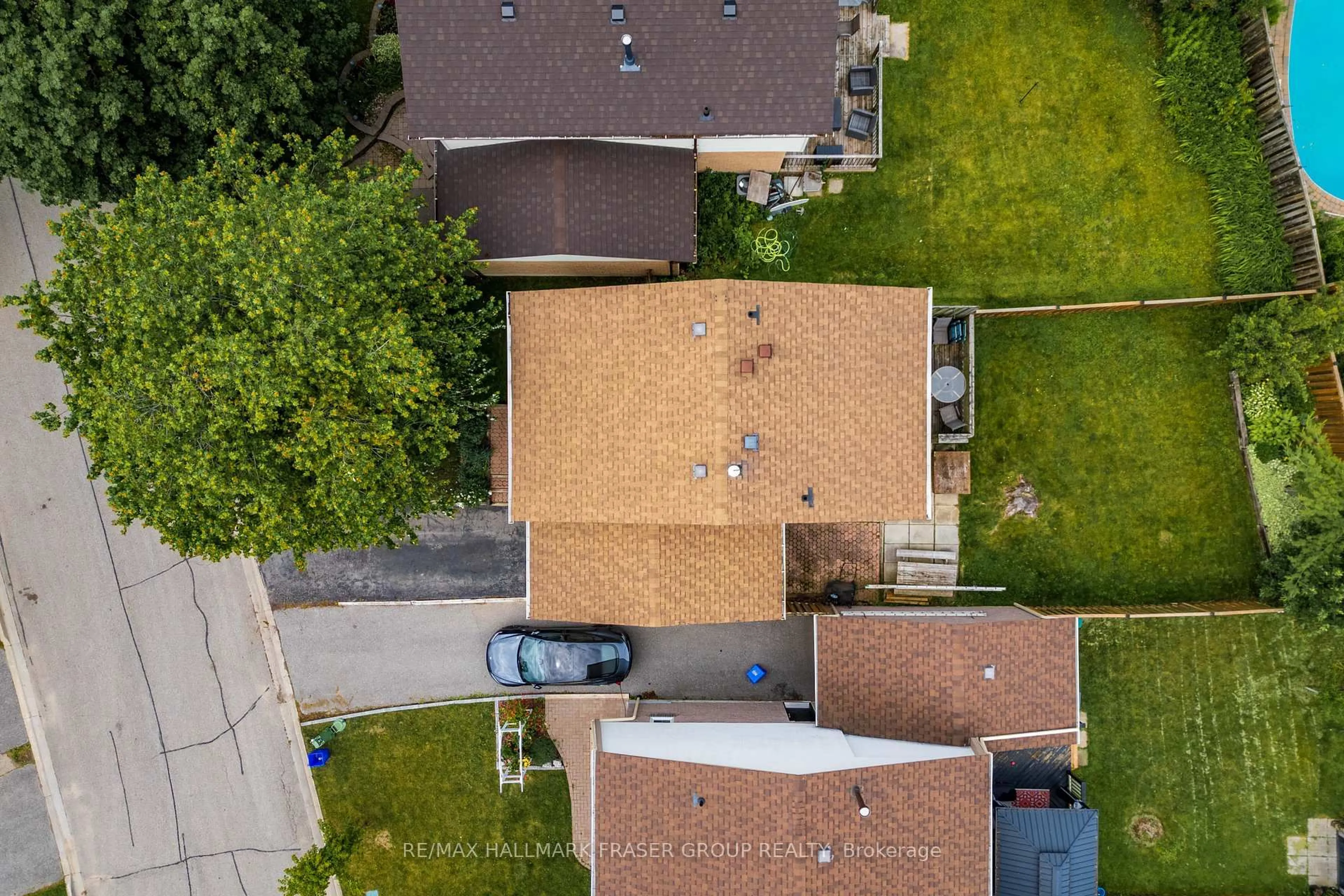 A pic from outside/outdoor area/front of a property/back of a property/a pic from drone, street for 39 Ivanic Crt, Whitby Ontario L1N 6E3