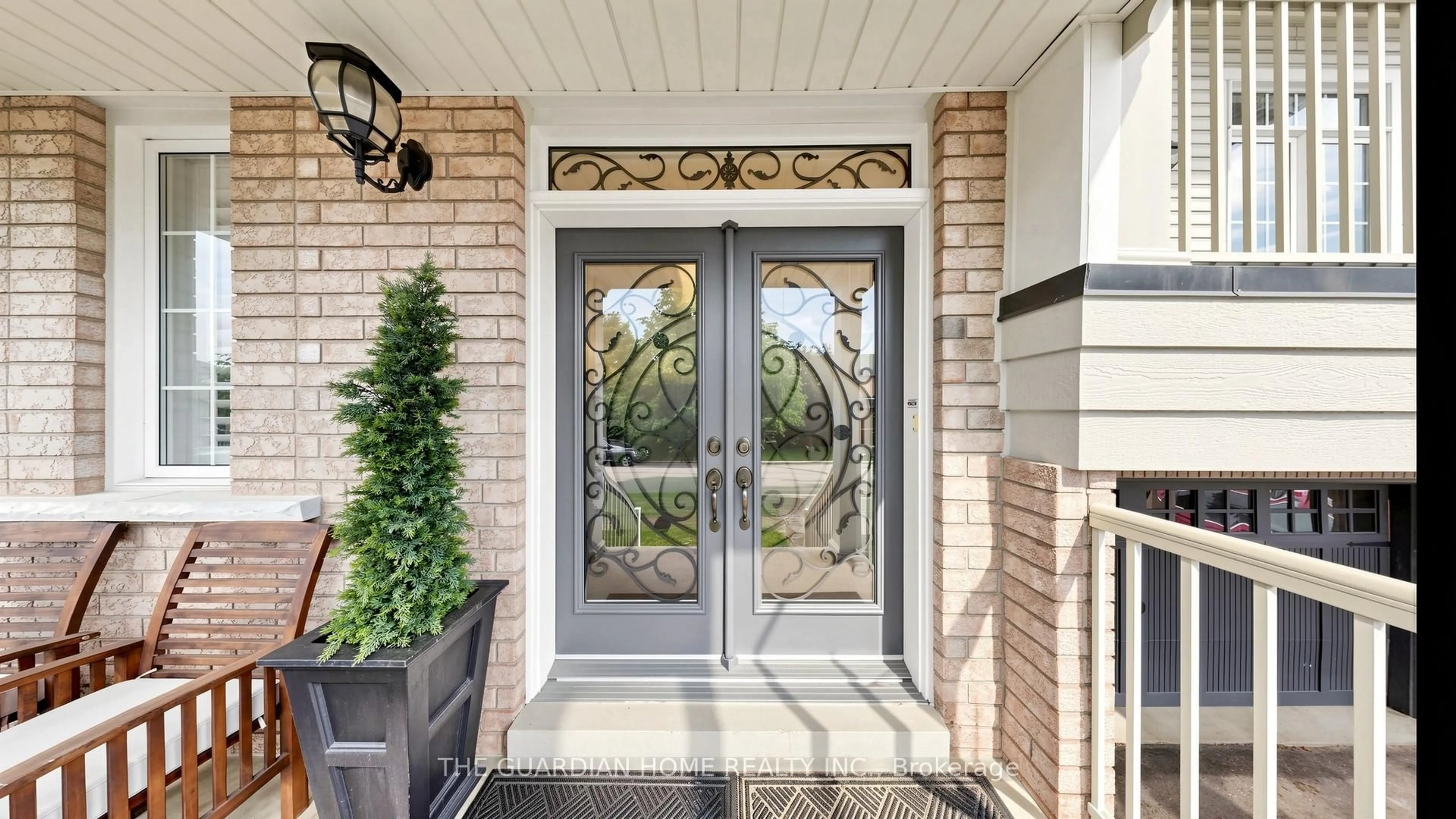 Indoor entryway for 901 Langford St, Oshawa Ontario L1K 0A4
