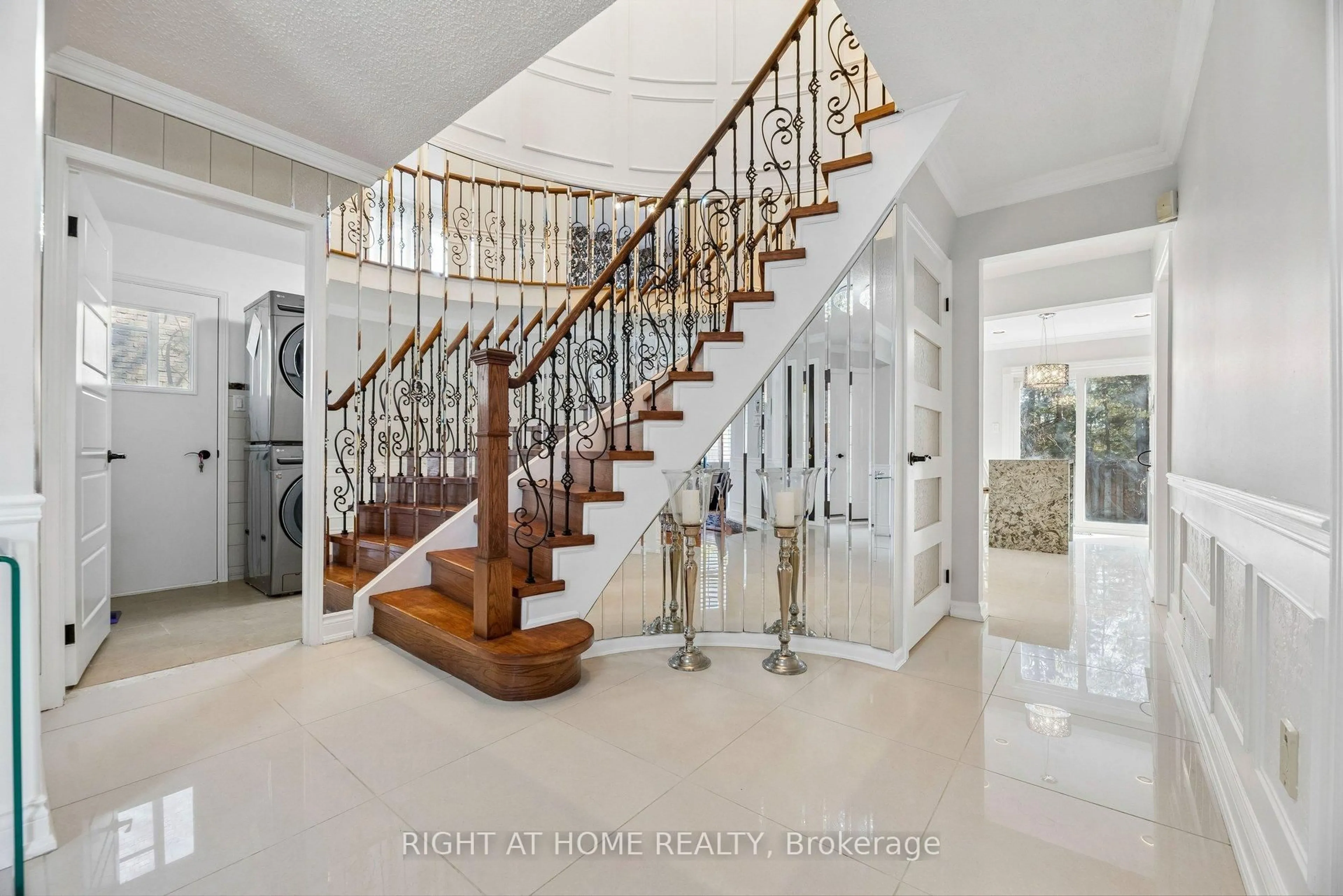 Indoor foyer for 2007 Lynn Heights Dr, Pickering Ontario L1X 1N5