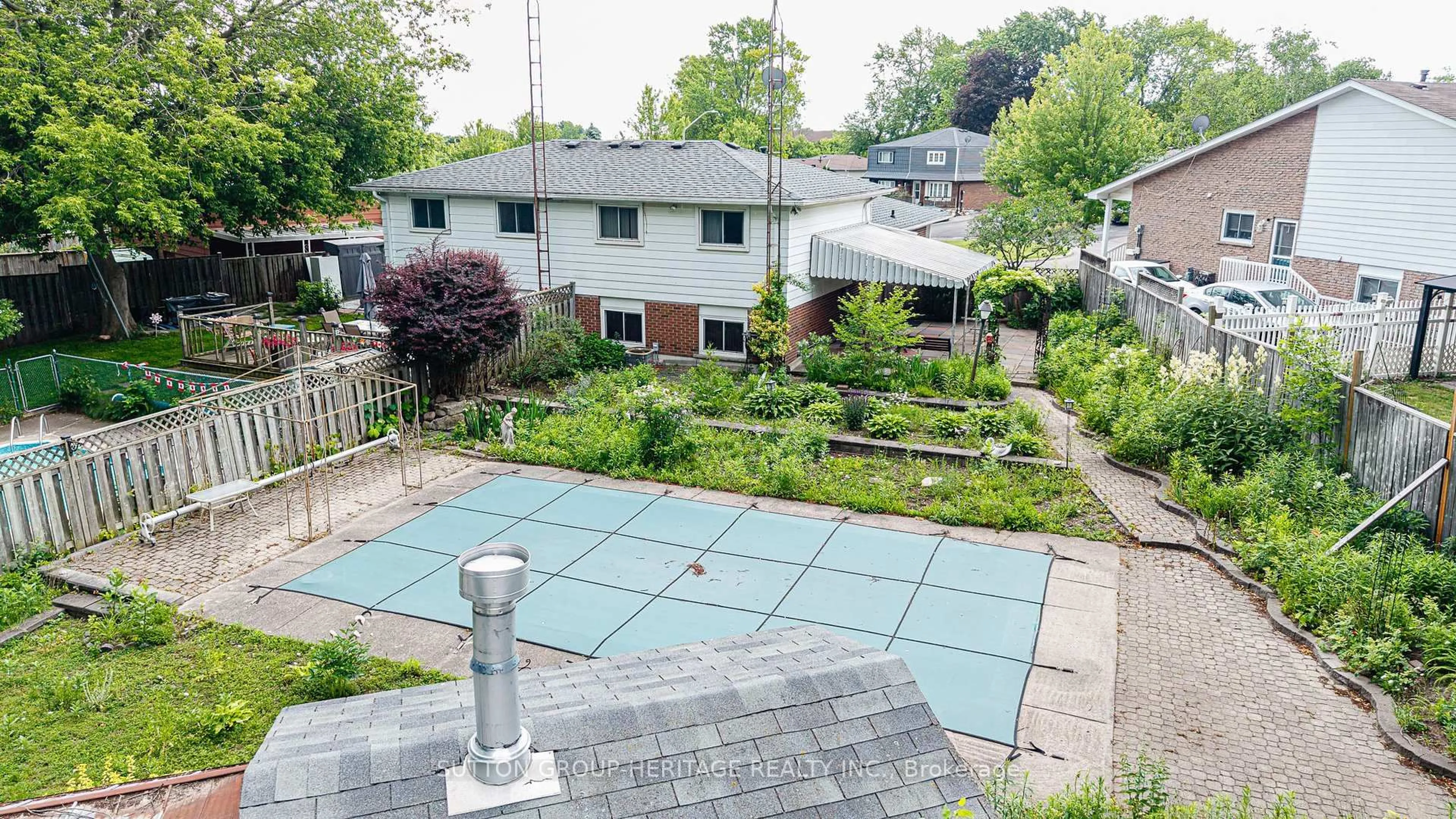 A pic from outside/outdoor area/front of a property/back of a property/a pic from drone, street for 1113 Valley Crt, Oshawa Ontario L1J 3M4