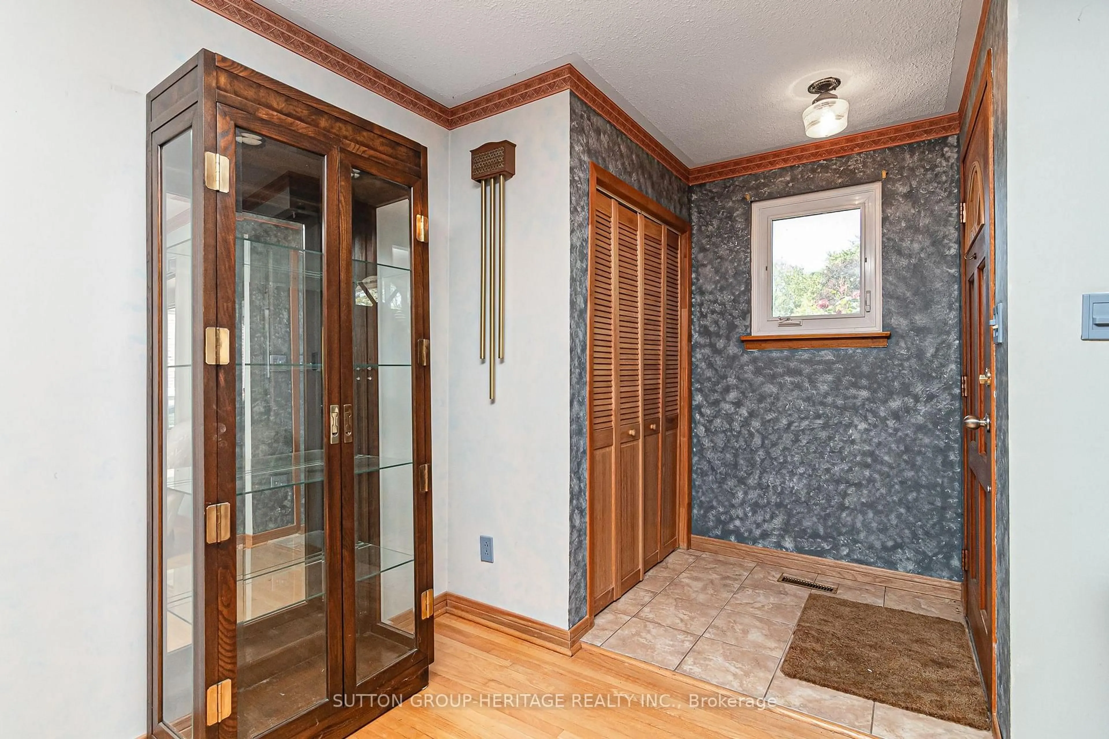 Indoor entryway for 1113 Valley Crt, Oshawa Ontario L1J 3M4