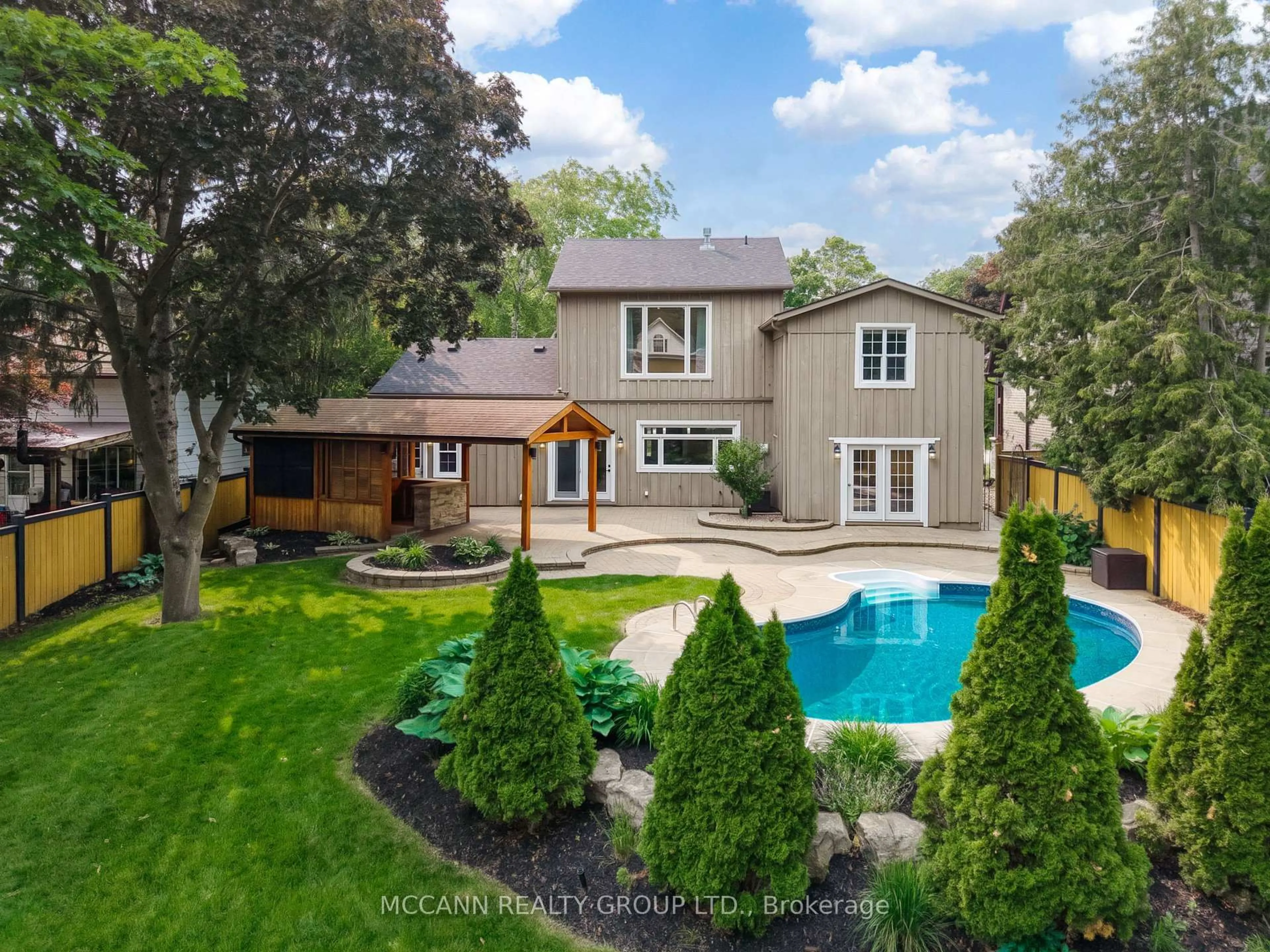 A pic from outside/outdoor area/front of a property/back of a property/a pic from drone, unknown for 9 Charles St, Whitby Ontario L1M 1A5