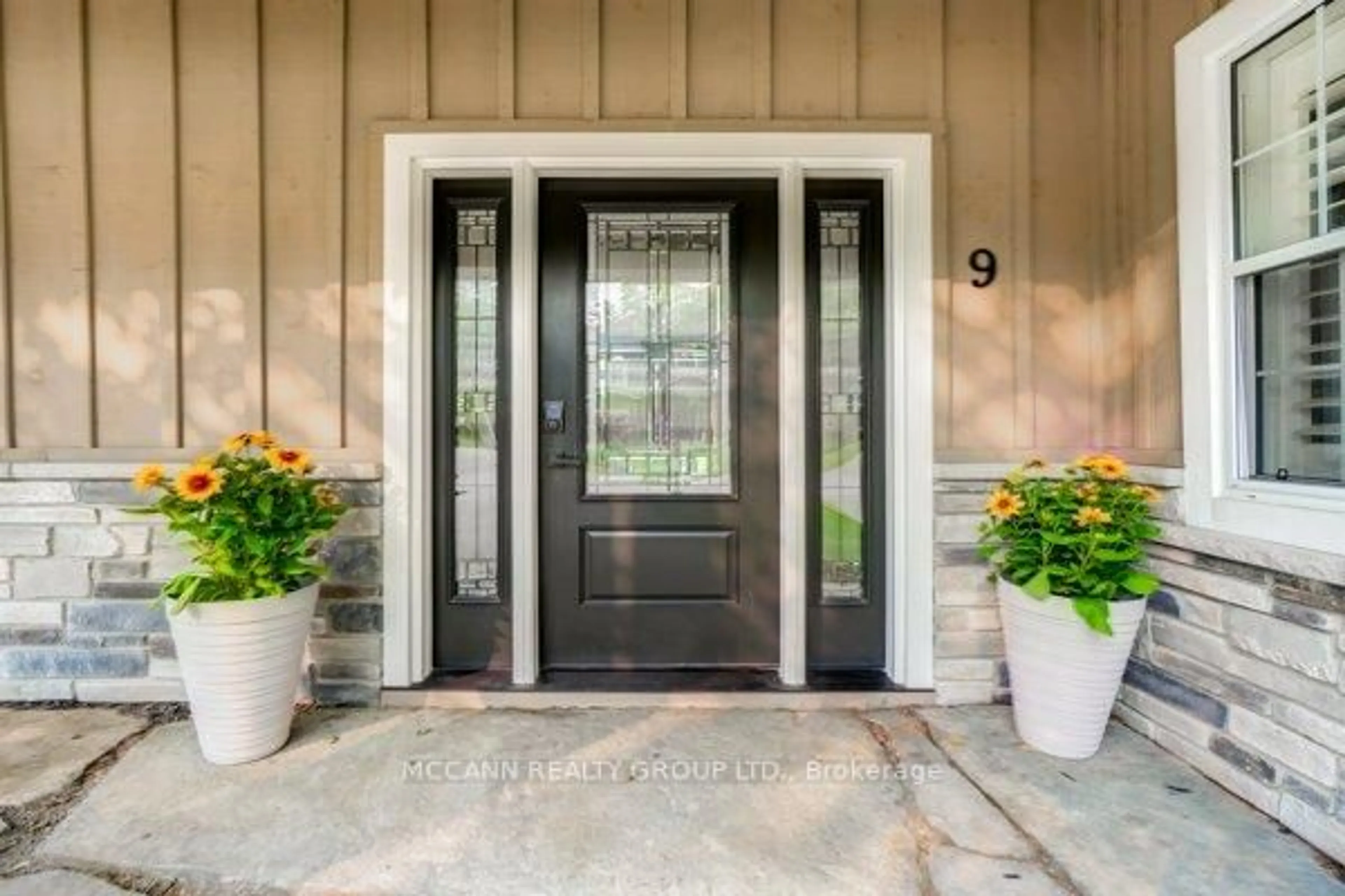 Indoor entryway for 9 Charles St, Whitby Ontario L1M 1A5