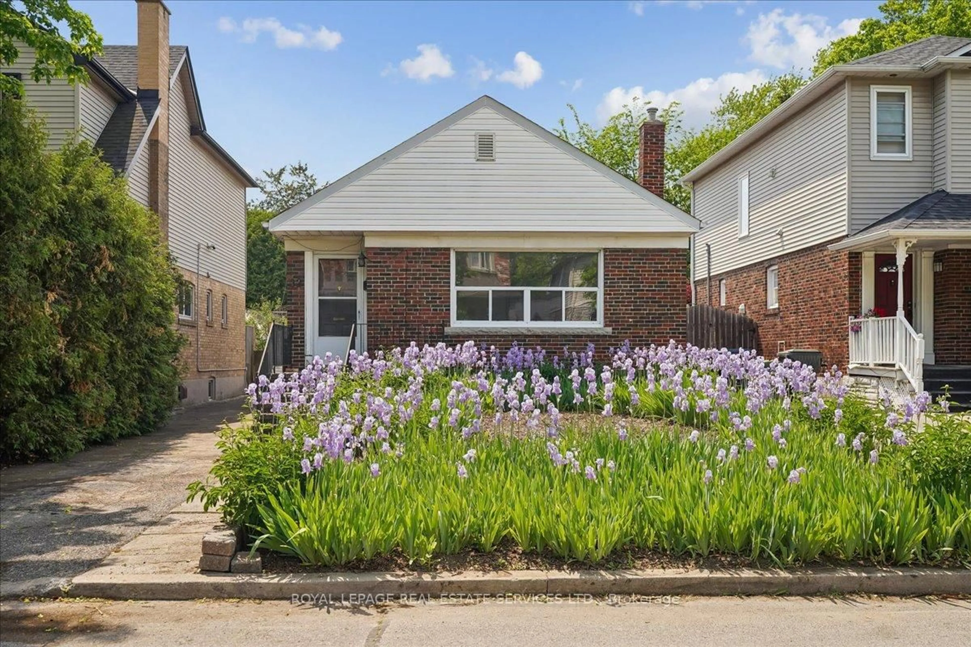 Home with brick exterior material, street for 32 Woodland Park Rd, Toronto Ontario M1N 2X6