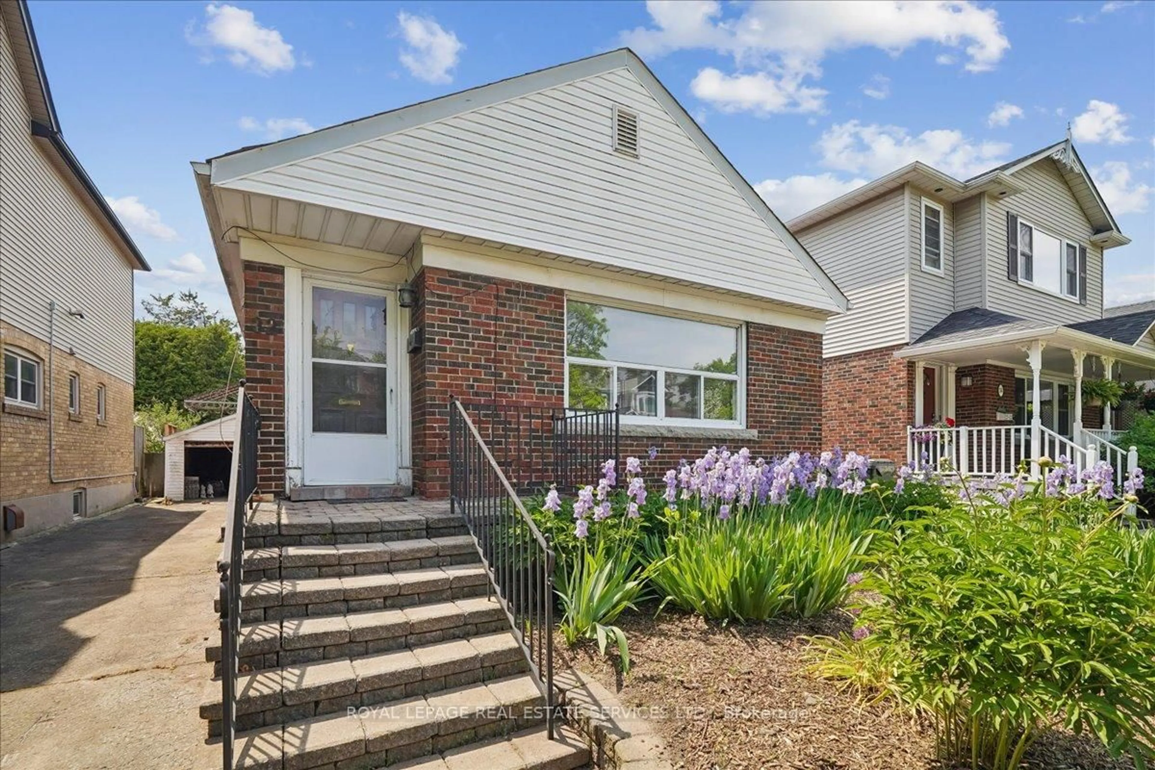Home with brick exterior material, street for 32 Woodland Park Rd, Toronto Ontario M1N 2X6