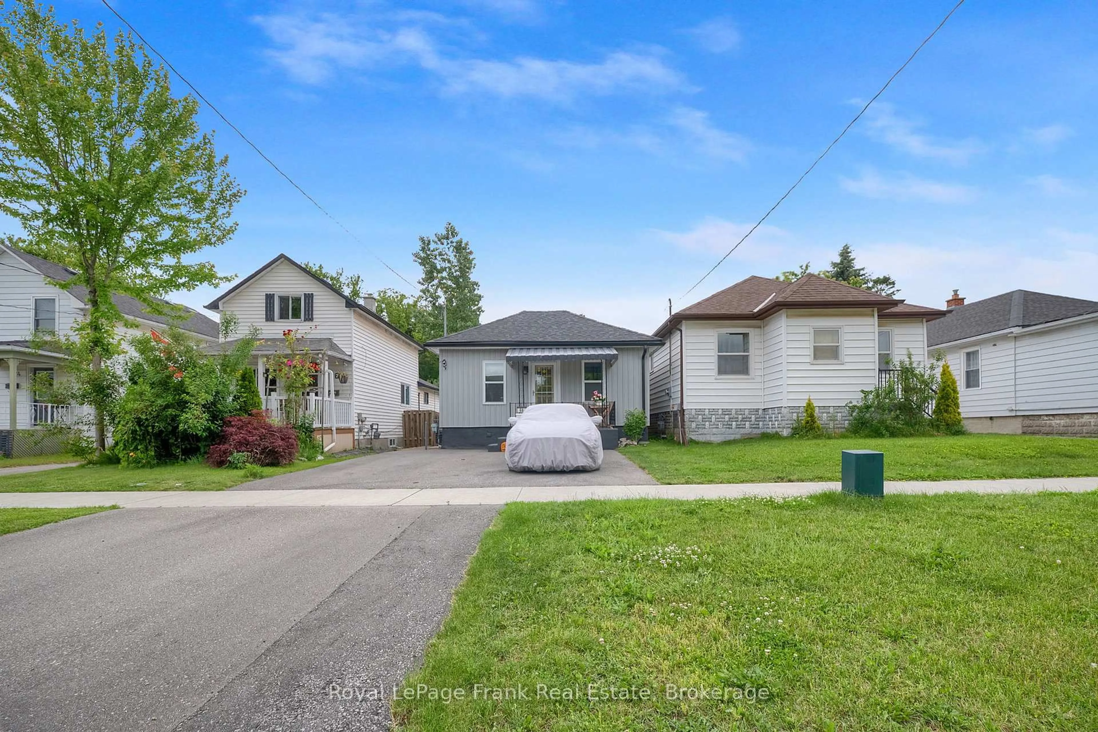 A pic from outside/outdoor area/front of a property/back of a property/a pic from drone, street for 68 Grenfell St, Oshawa Ontario L1J 4W2